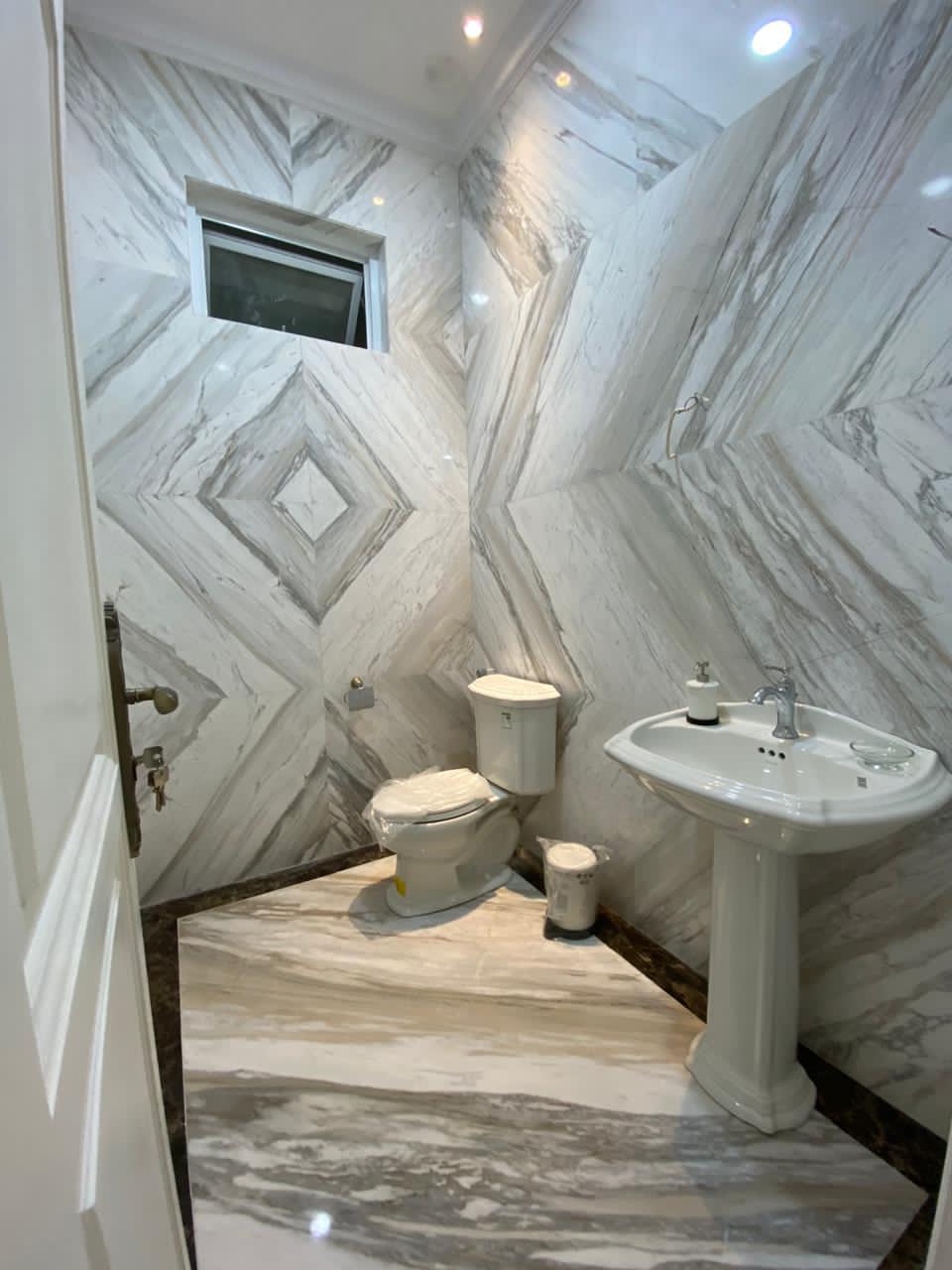 Rumah Mewah Brand New di Pondok Indah. Ada Pool