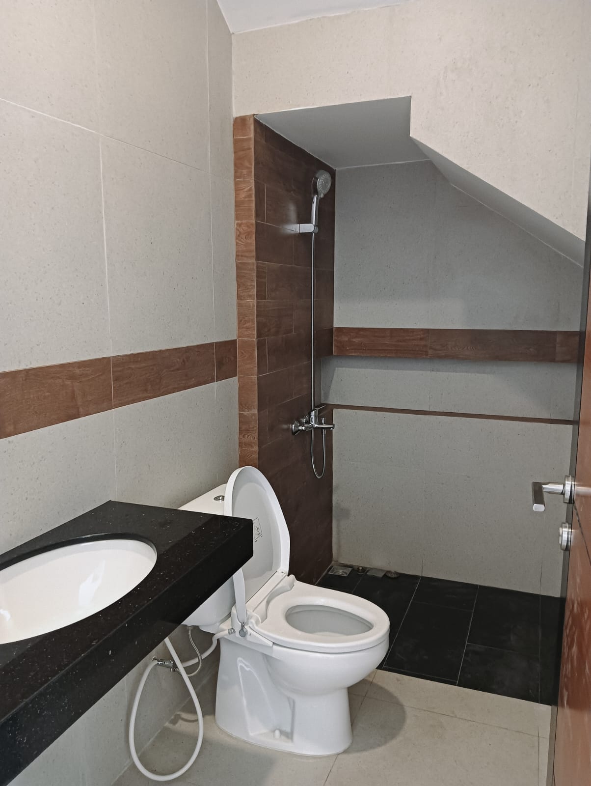 Jual Cepat Murah Rumah Baru 3 Lantai Di Pondok Indah – Kolam Renang Pribadi, Siap Huni