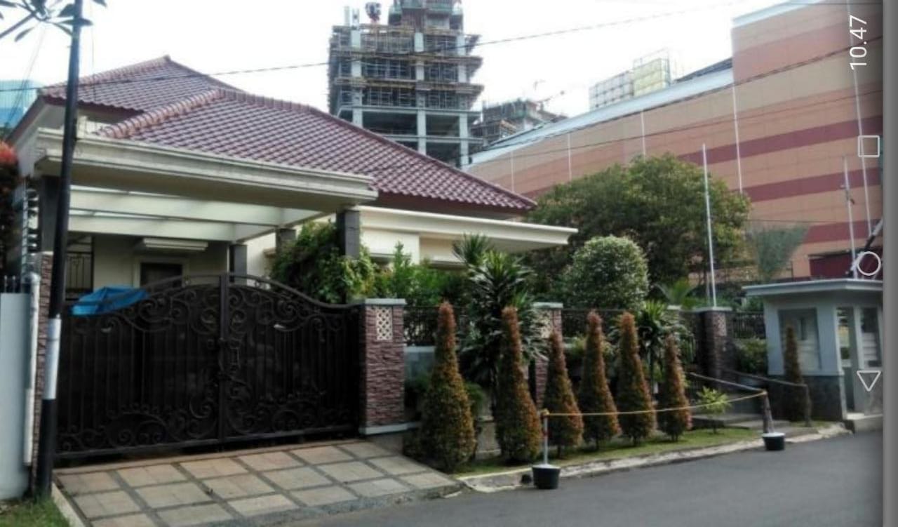Rumah Dijual di Pondok Indah. Posisi Hoek dengan 2 Lantai, 4 Kamar Tidur