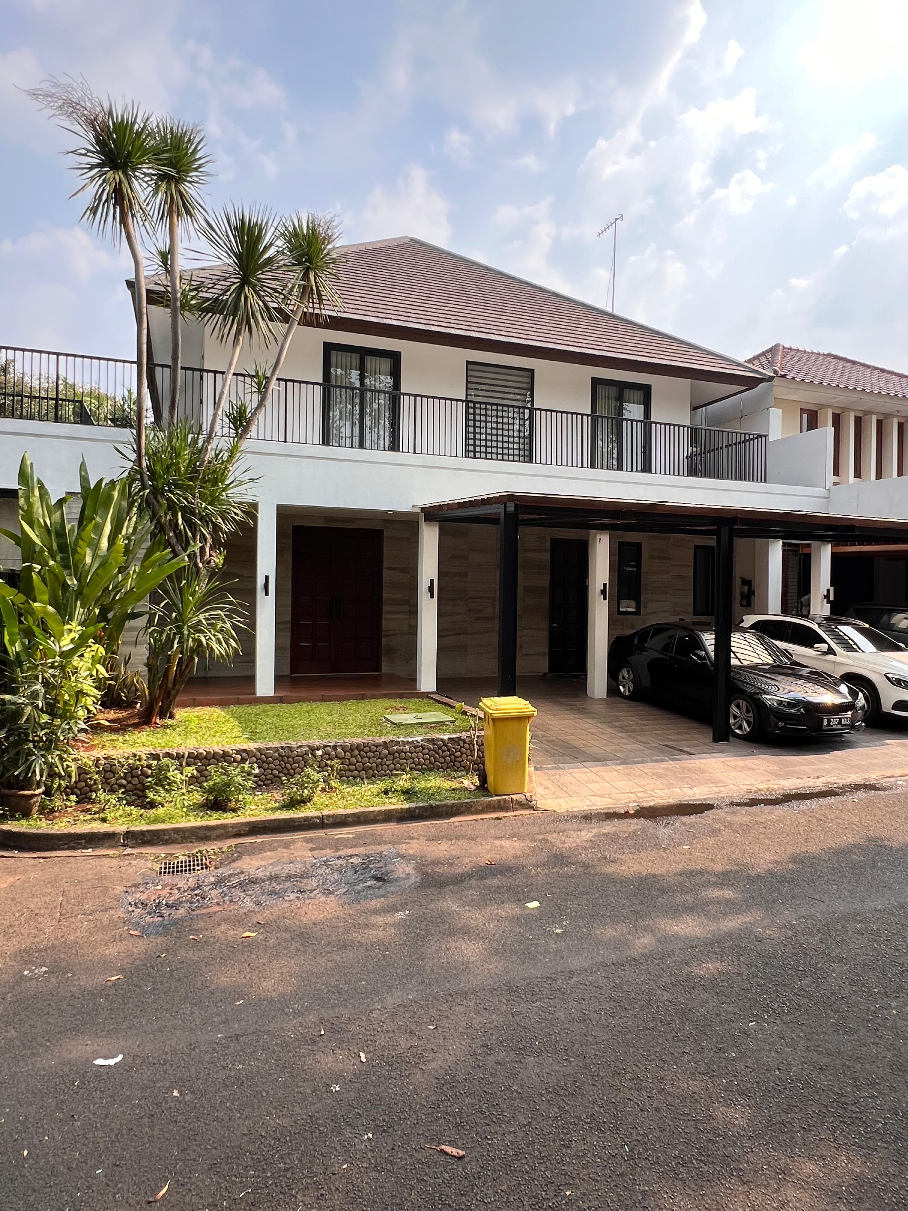 Jual Rumah Kemang-2 Lantai, Ada Pool, Dalam Komplek