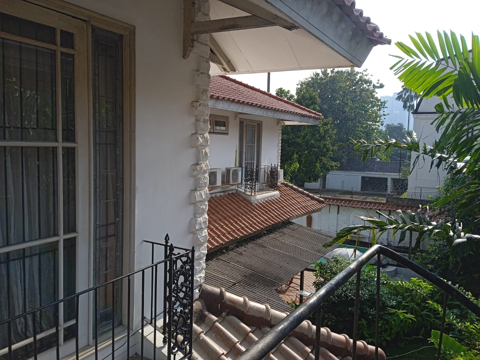 Rumah di Pejaten Barat, Ada Pool, Tanah Luas