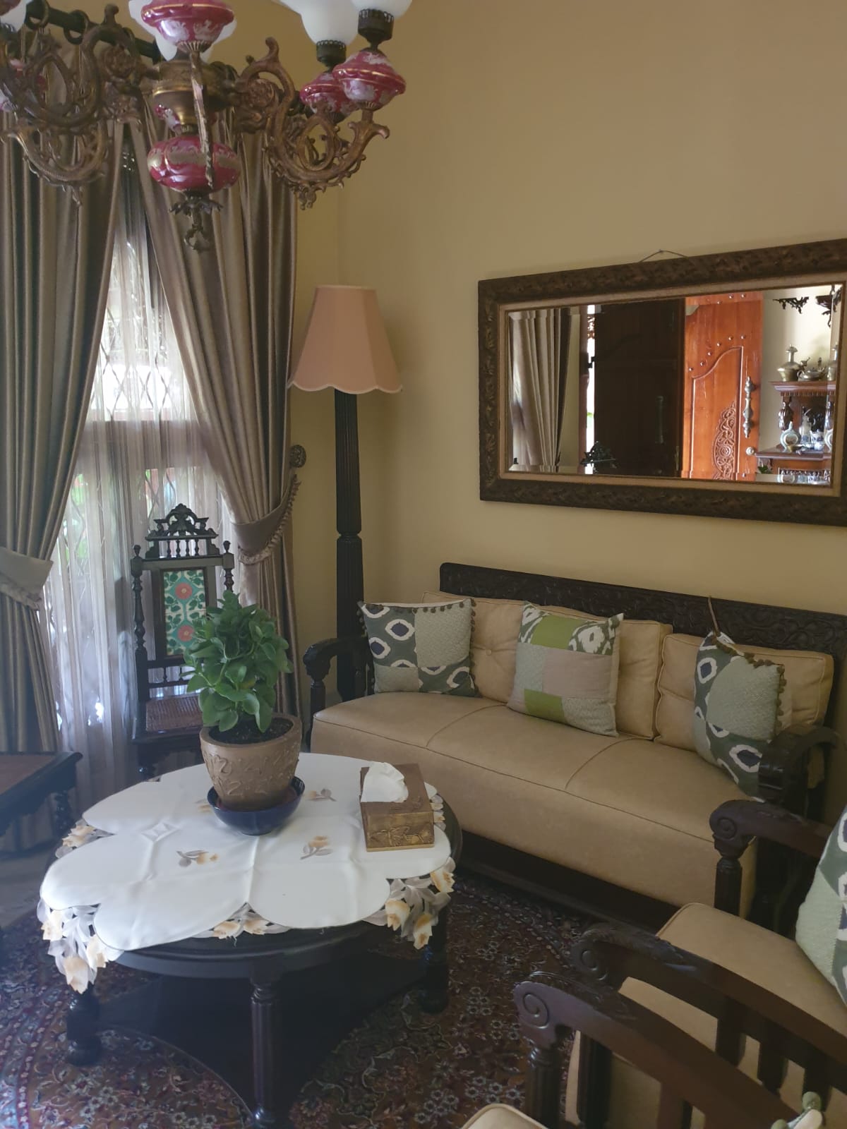 Rumah Terawat di Perumahan Elit, Nuansa Semi Etnik