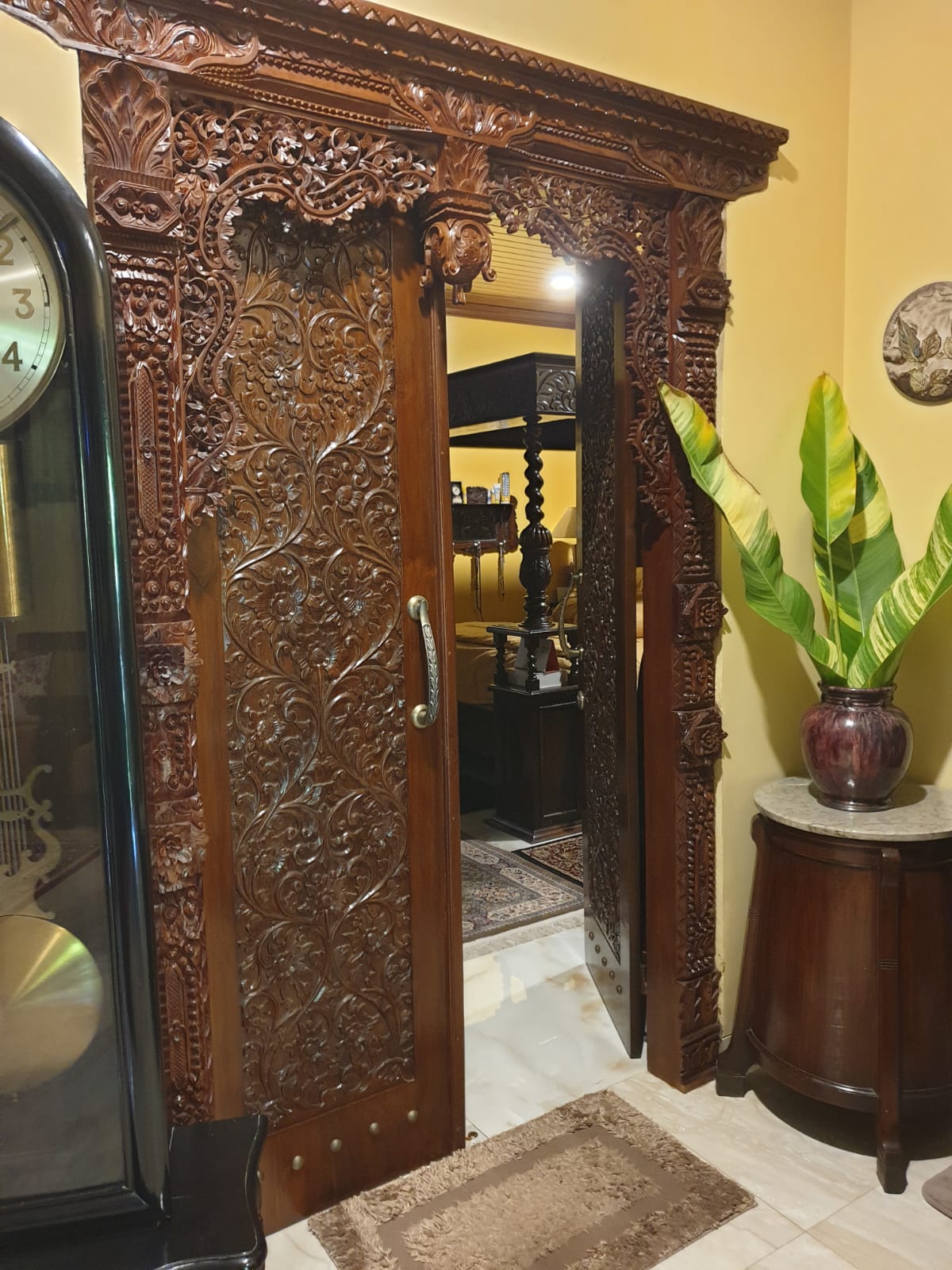 Rumah Terawat di Perumahan Elit, Nuansa Semi Etnik