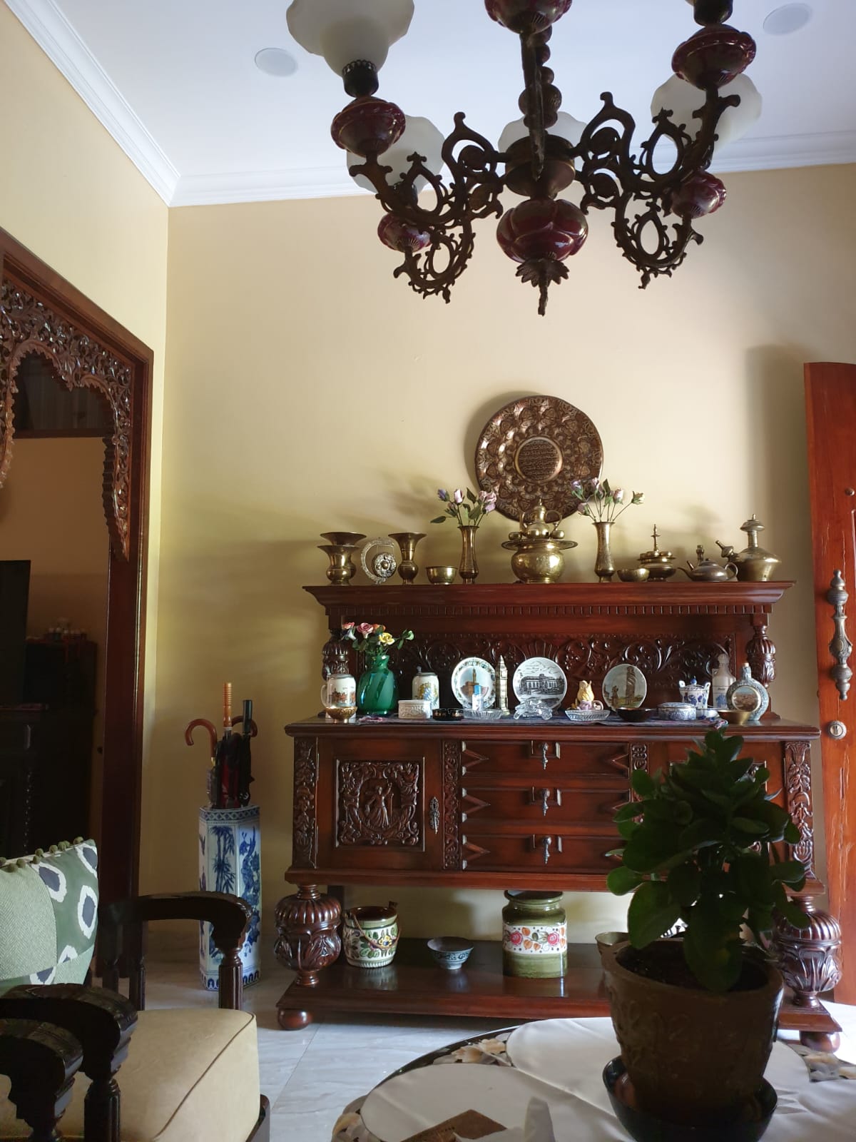 Rumah Terawat di Perumahan Elit, Nuansa Semi Etnik