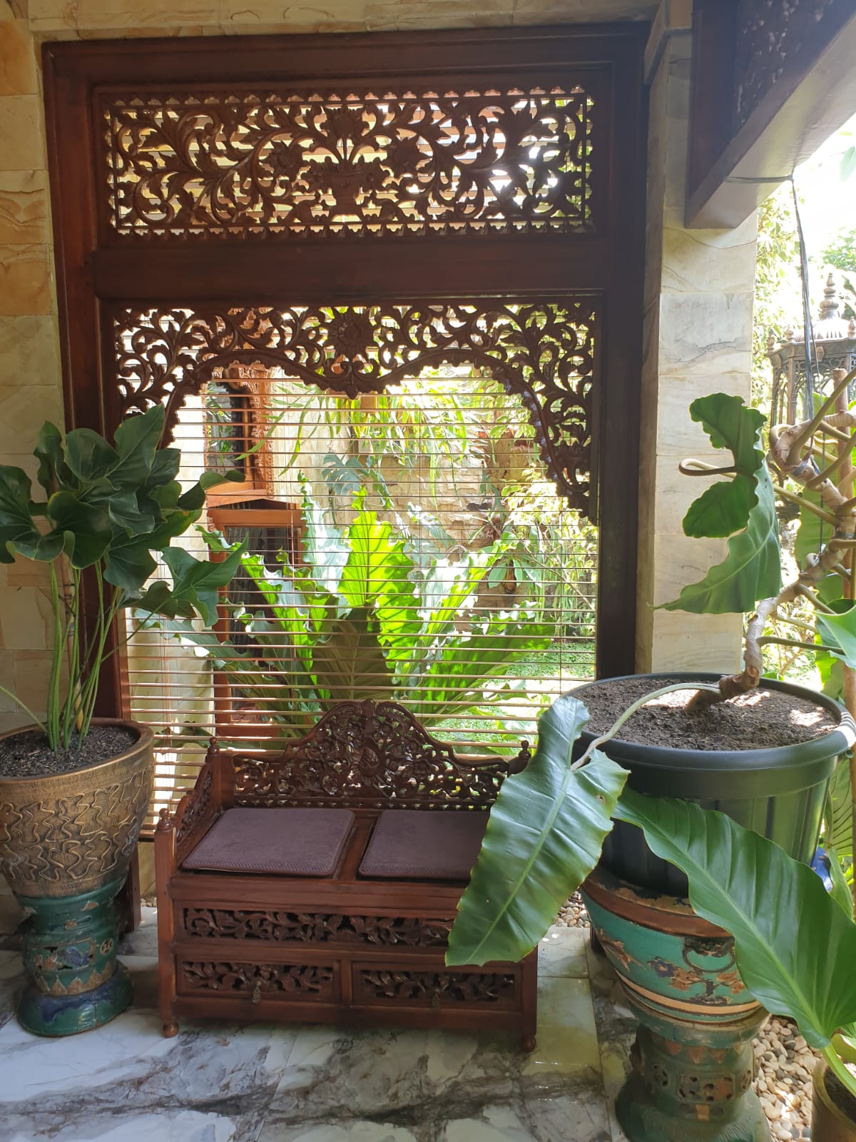 Rumah Terawat di Perumahan Elit, Nuansa Semi Etnik