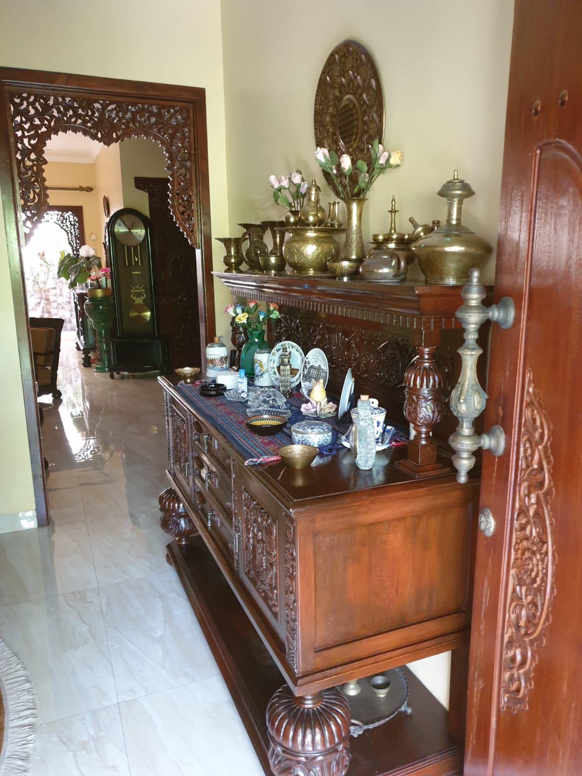 Rumah Terawat di Perumahan Elit, Nuansa Semi Etnik