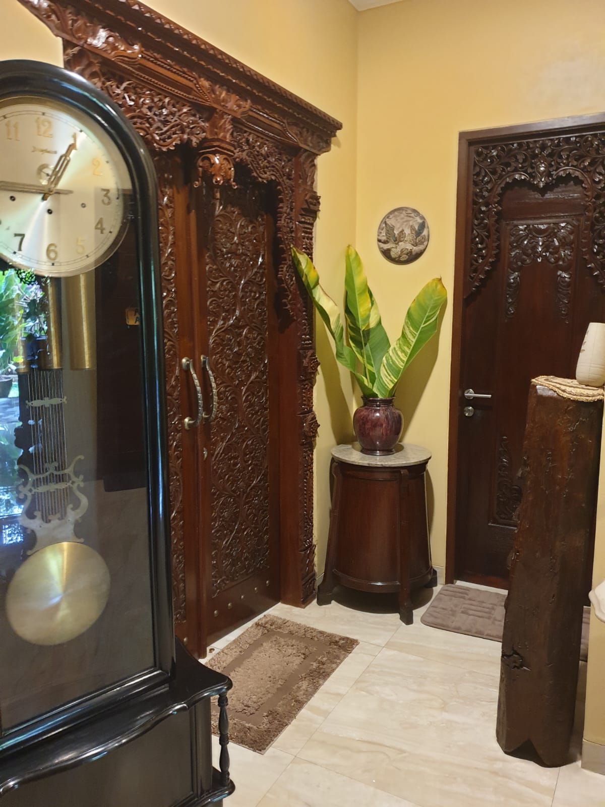 Rumah Terawat di Perumahan Elit, Nuansa Semi Etnik