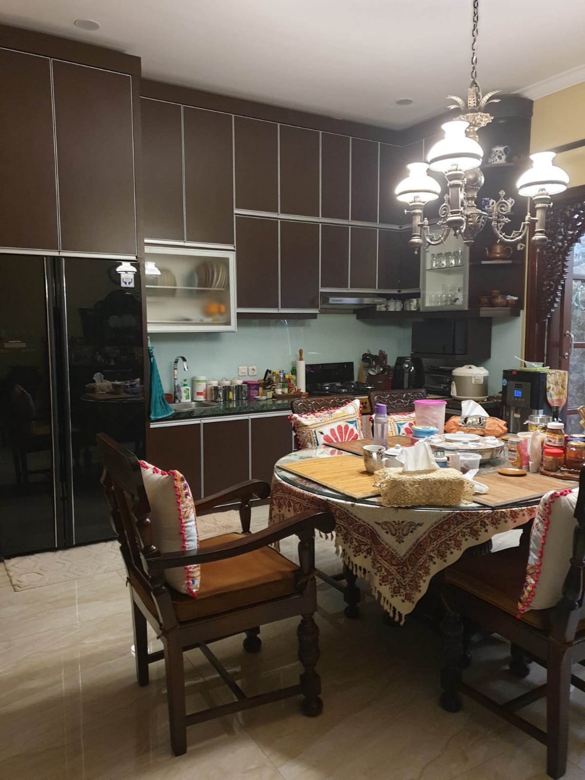 Rumah Terawat di Perumahan Elit, Nuansa Semi Etnik