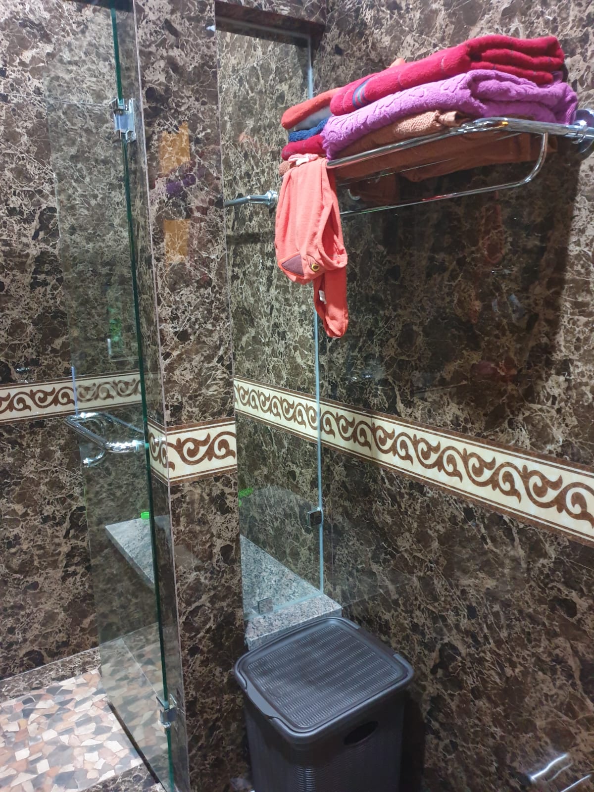 Rumah Terawat di Perumahan Elit, Nuansa Semi Etnik