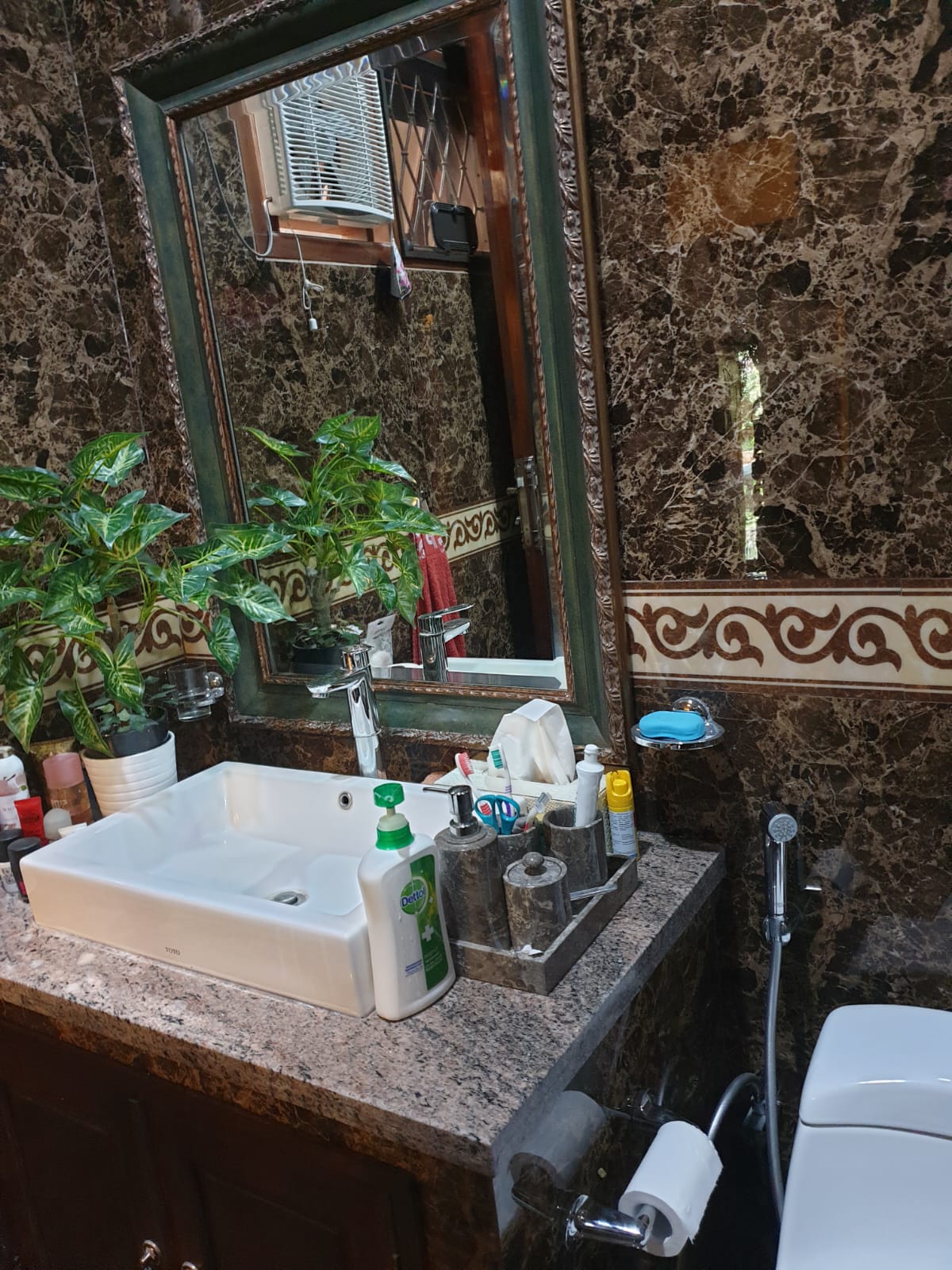 Rumah Terawat di Perumahan Elit, Nuansa Semi Etnik