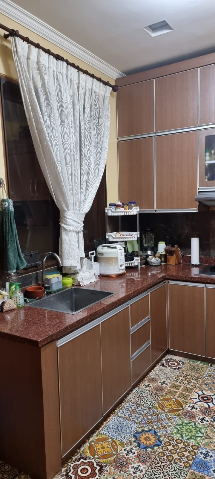 Rumah Terawat di Perumahan Elit, Nuansa Semi Etnik