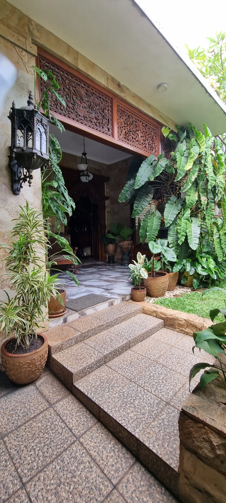 Rumah Terawat di Perumahan Elit, Nuansa Semi Etnik