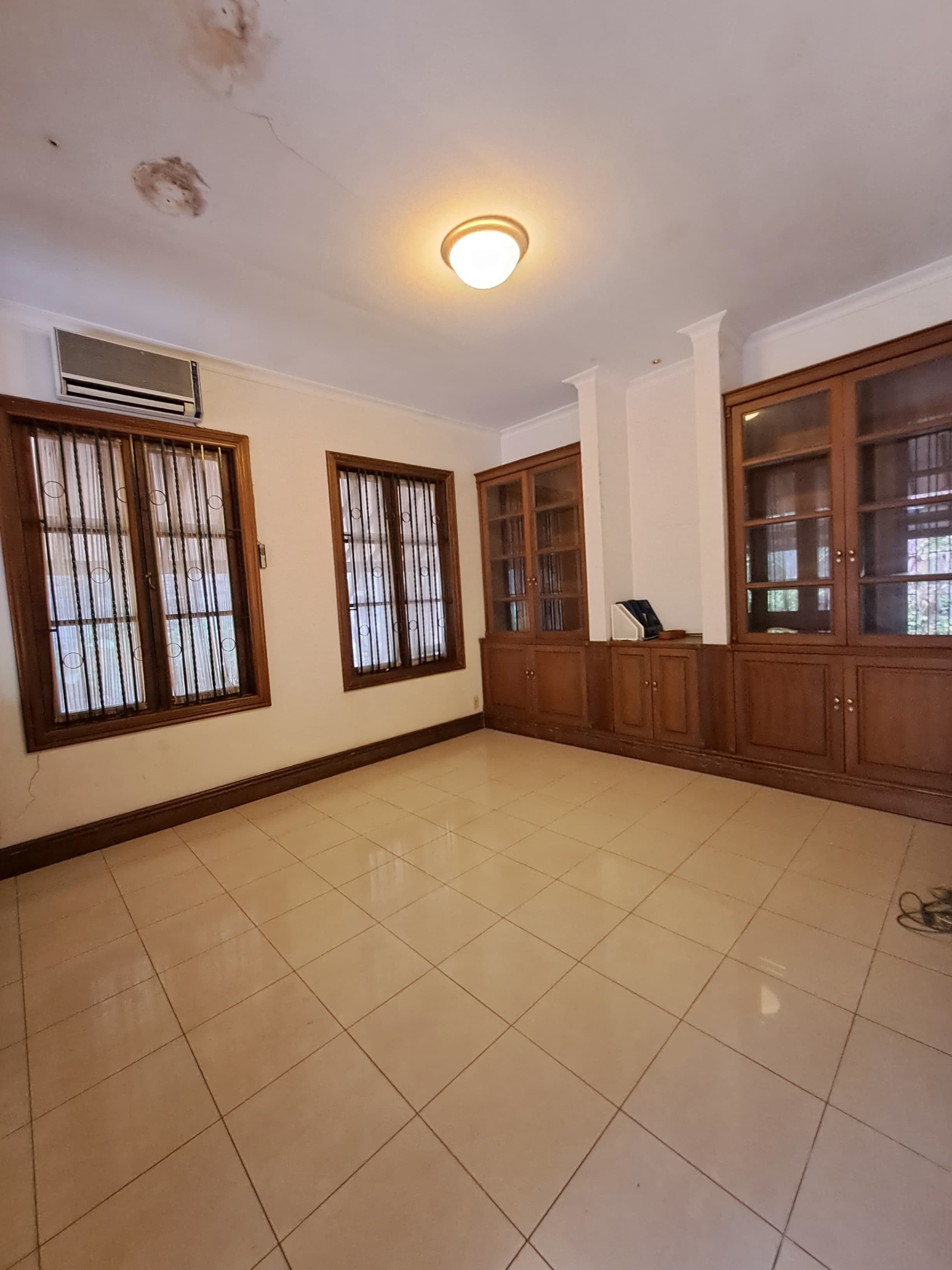 Rumah Villa, ada Paviliun, Halaman Luas, Dekat Pintu Tol Desari, Tanah Tinggi