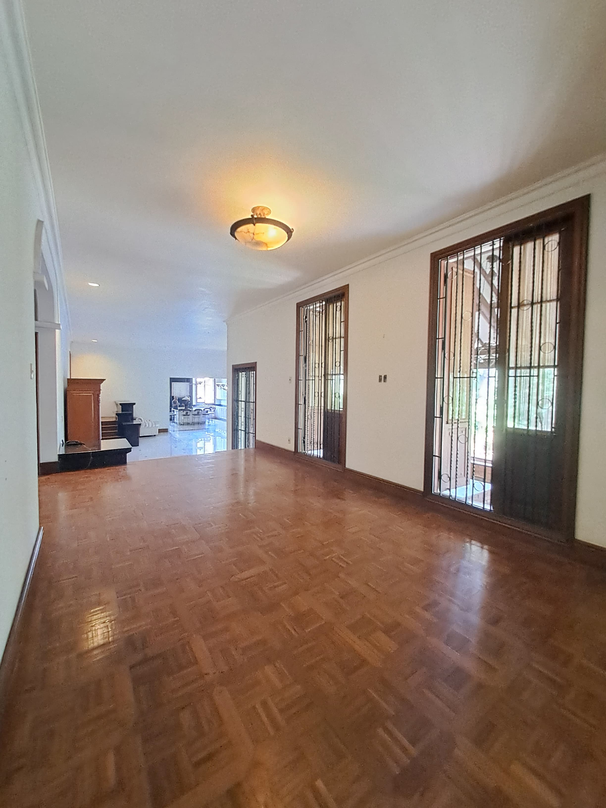 Rumah Villa, ada Paviliun, Halaman Luas, Dekat Pintu Tol Desari, Tanah Tinggi