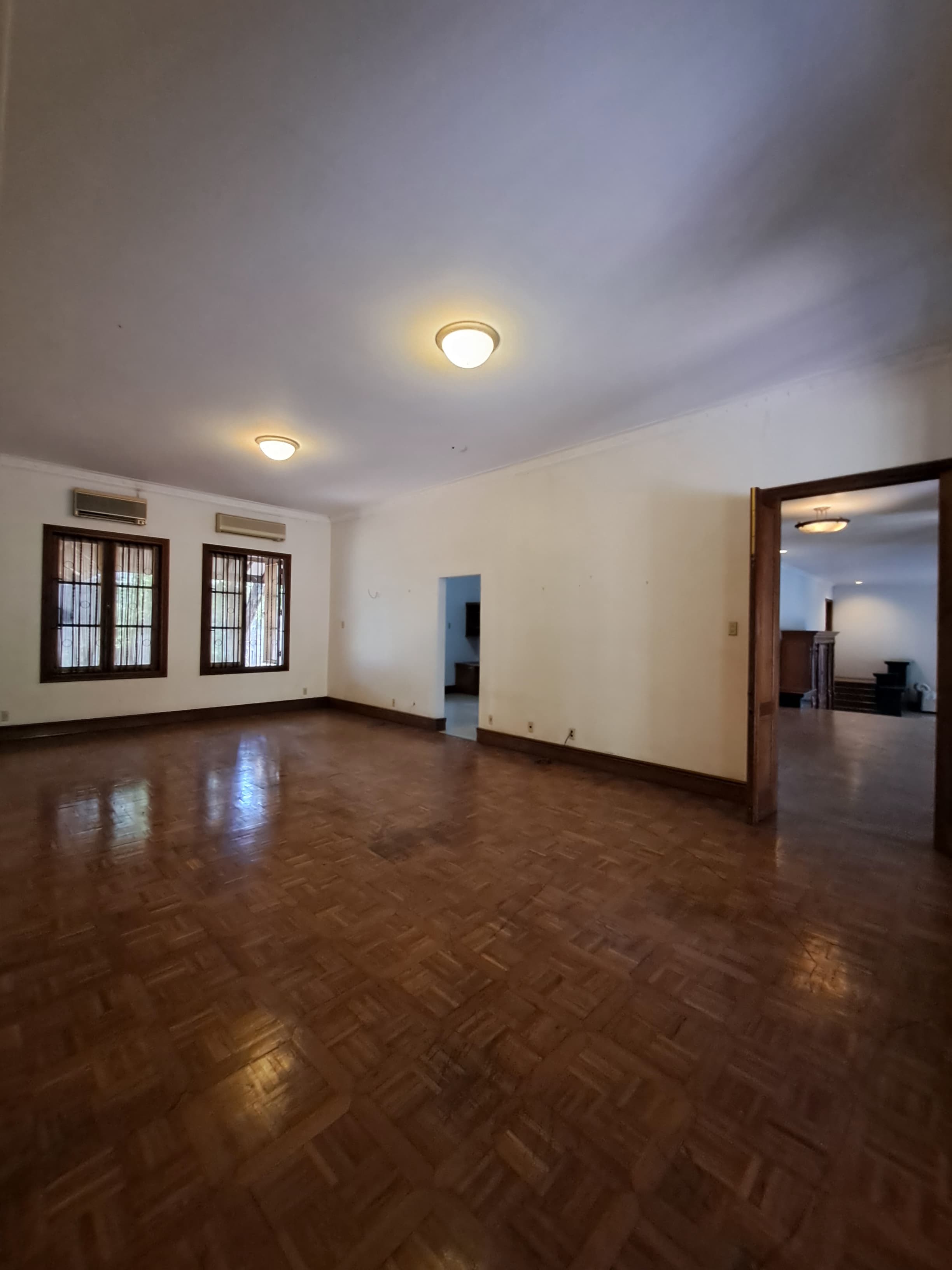 Rumah Villa, ada Paviliun, Halaman Luas, Dekat Pintu Tol Desari, Tanah Tinggi