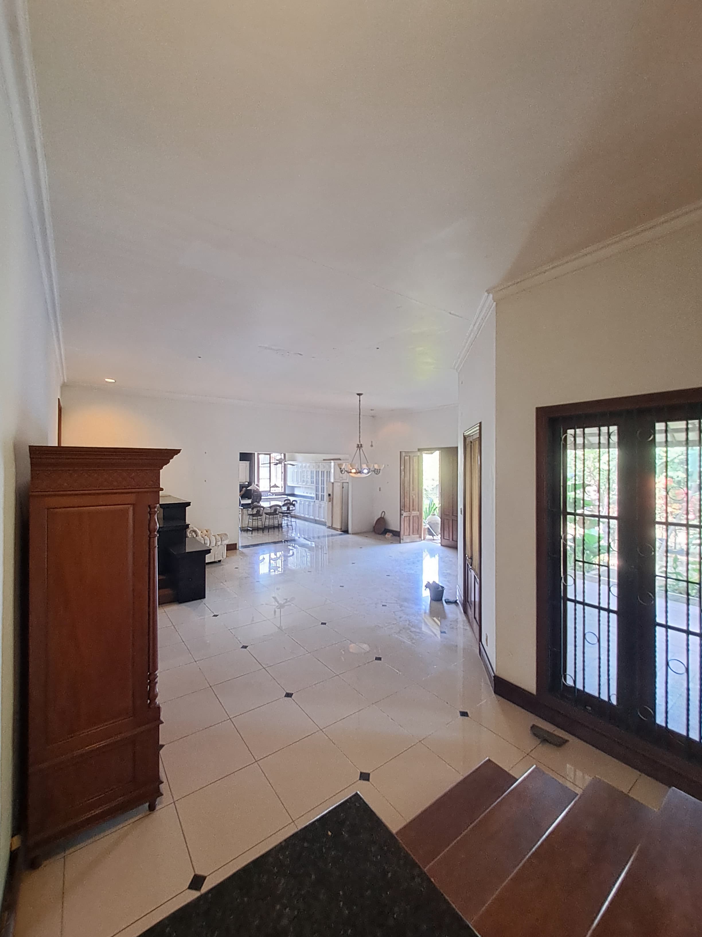 Rumah Villa, ada Paviliun, Halaman Luas, Dekat Pintu Tol Desari, Tanah Tinggi