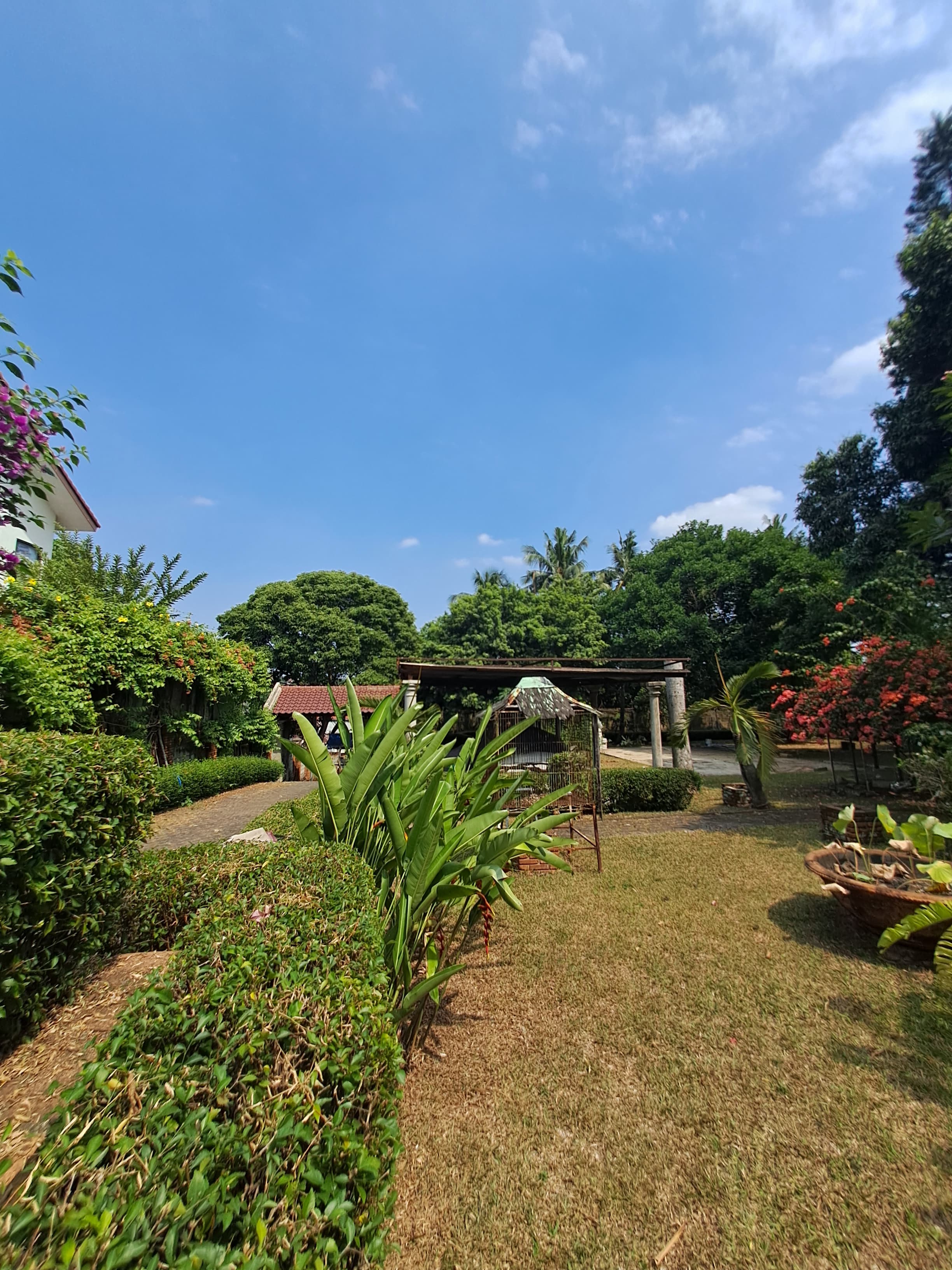 Rumah Villa, ada Paviliun, Halaman Luas, Dekat Pintu Tol Desari, Tanah Tinggi