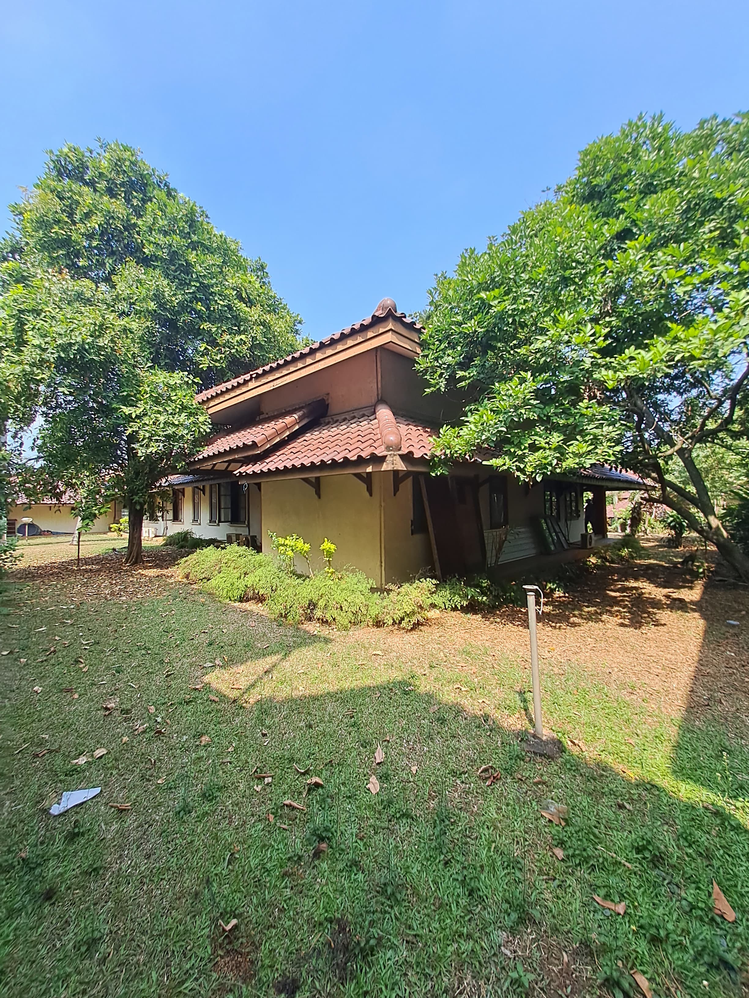 Rumah Villa, ada Paviliun, Halaman Luas, Dekat Pintu Tol Desari, Tanah Tinggi