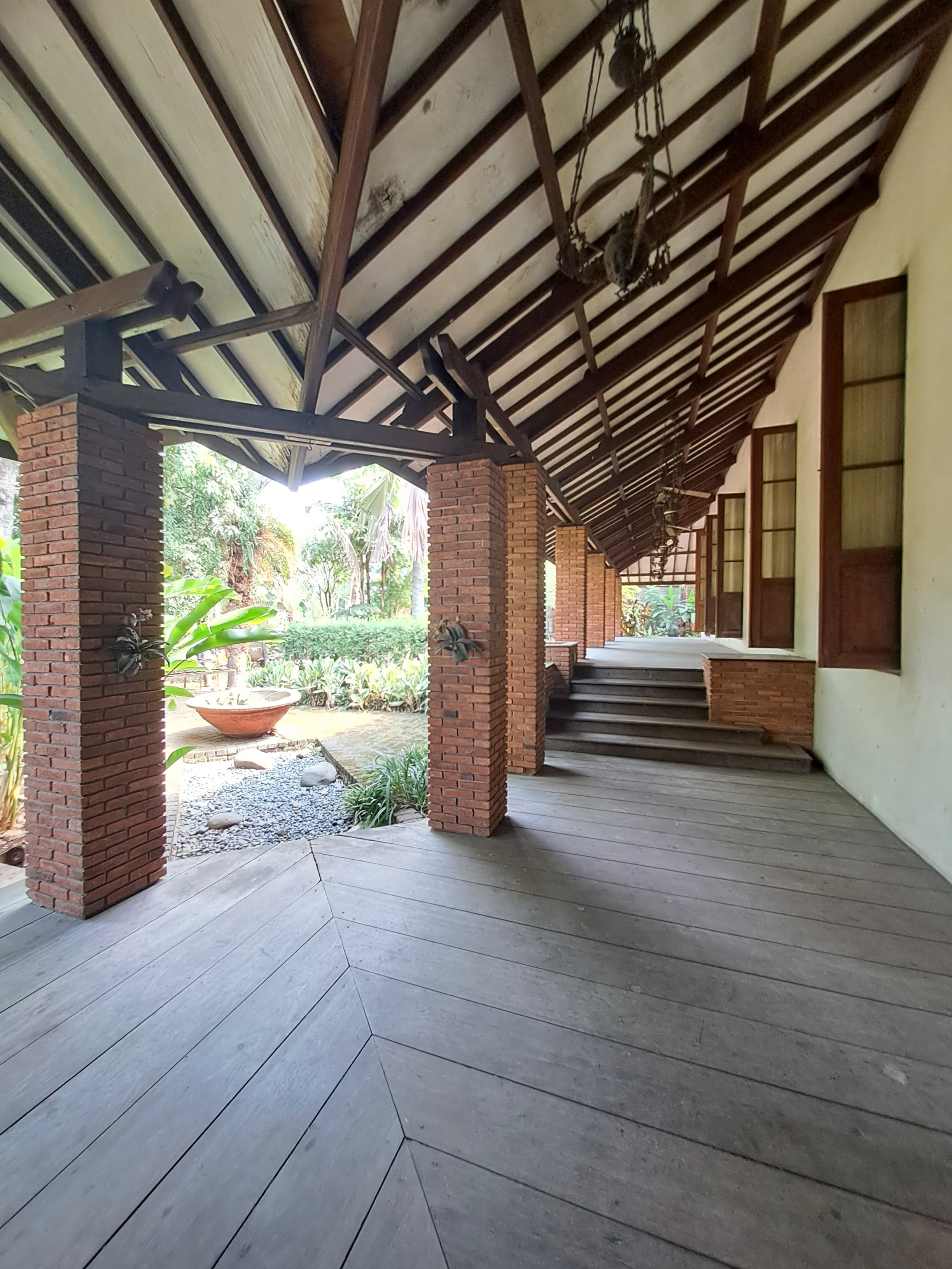 Rumah Villa, ada Paviliun, Halaman Luas, Dekat Pintu Tol Desari, Tanah Tinggi