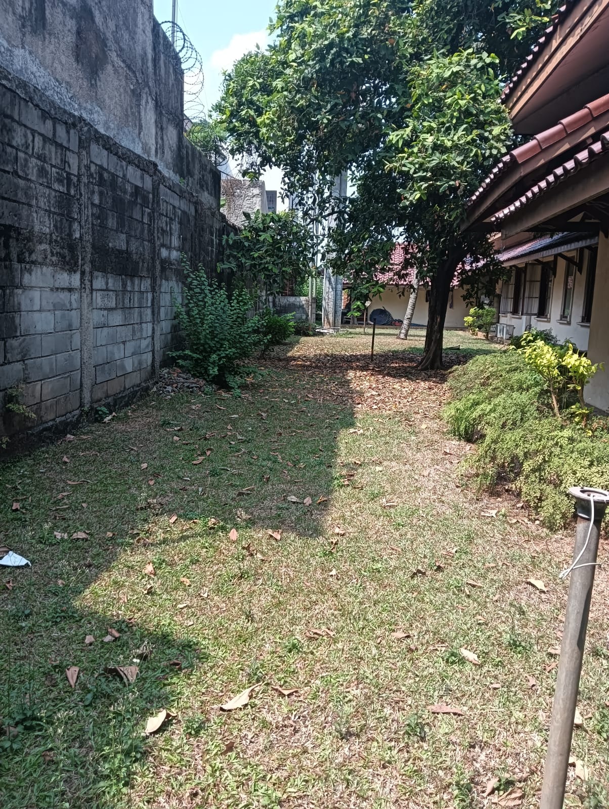 Rumah Villa, ada Paviliun, Halaman Luas, Dekat Pintu Tol Desari, Tanah Tinggi