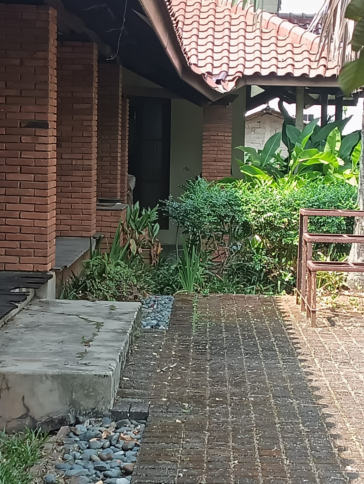 Rumah Villa, ada Paviliun, Halaman Luas, Dekat Pintu Tol Desari, Tanah Tinggi