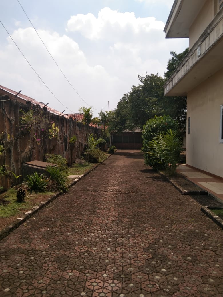 Ada 2 Bangunan, Bangunan Utama dan Guesthouse, Tanah Luas