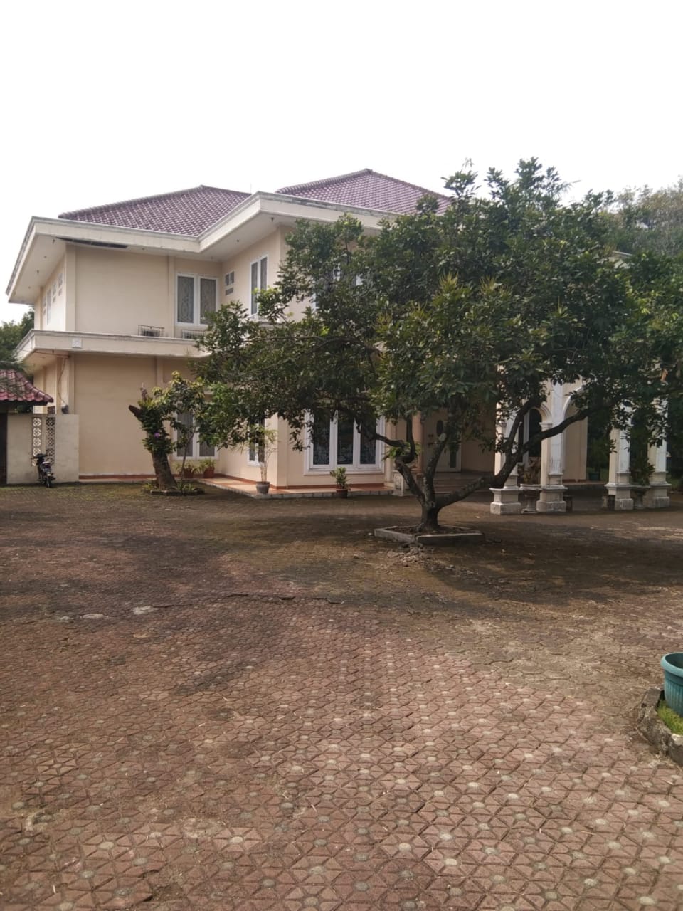 Ada 2 Bangunan, Bangunan Utama dan Guesthouse, Tanah Luas