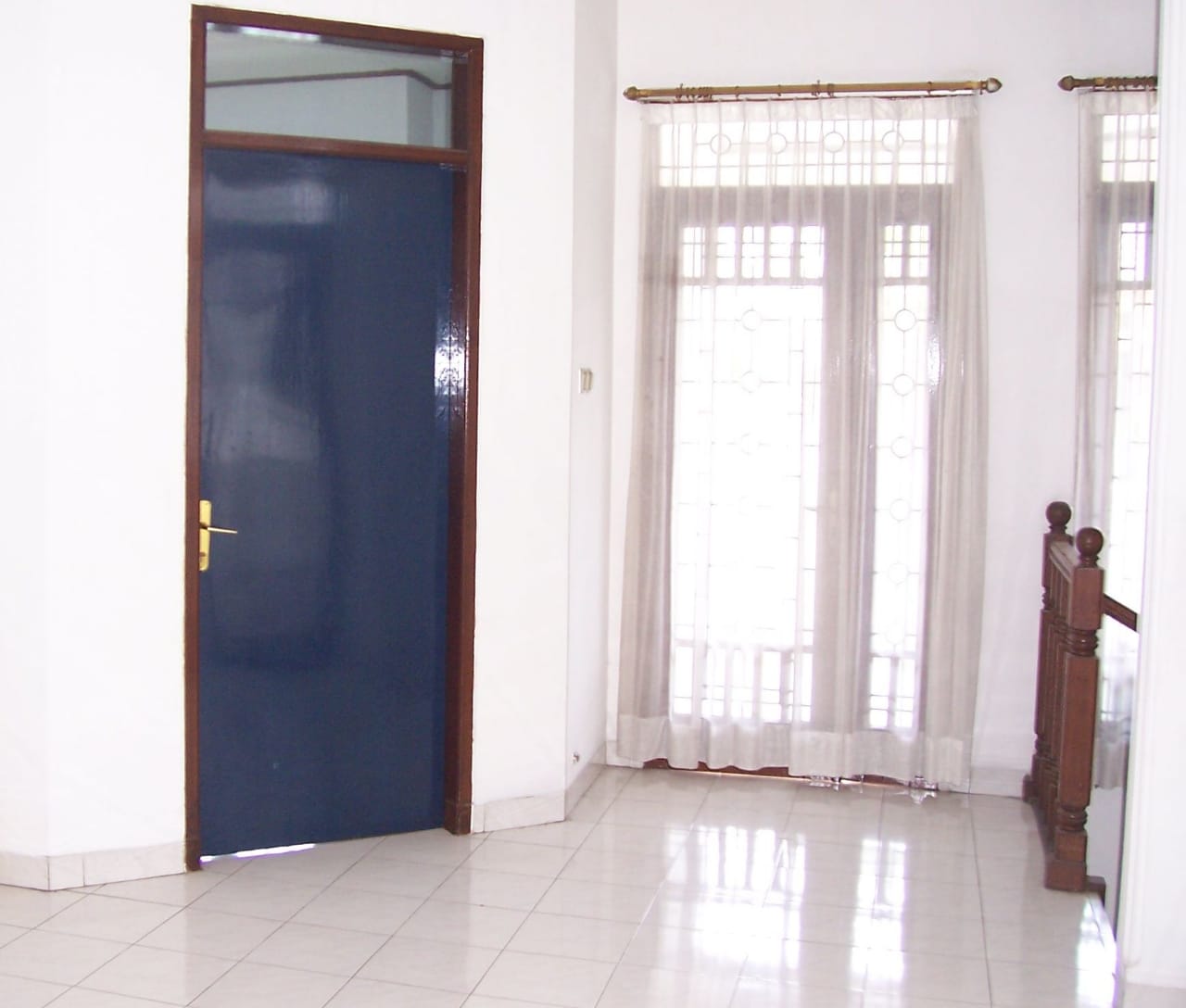 Bangunan Tua Terawat, Lantai Keramik, Modern, Dalam Cluster