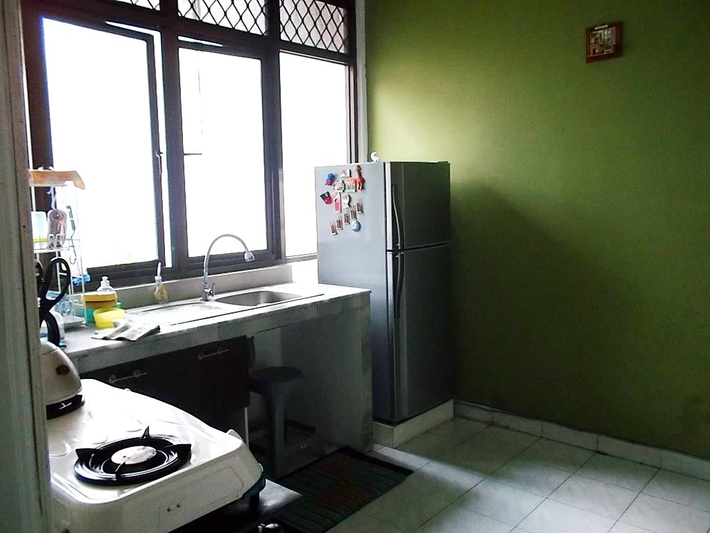 Bangunan Tua Terawat, Lantai Keramik, Modern, Dalam Cluster