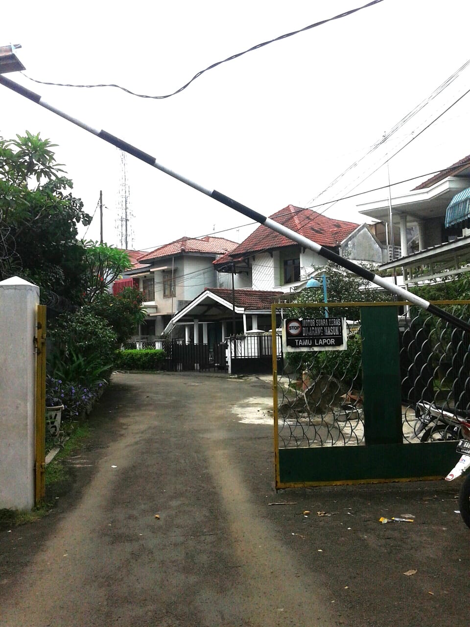 Bangunan Tua Terawat, Lantai Keramik, Modern, Dalam Cluster