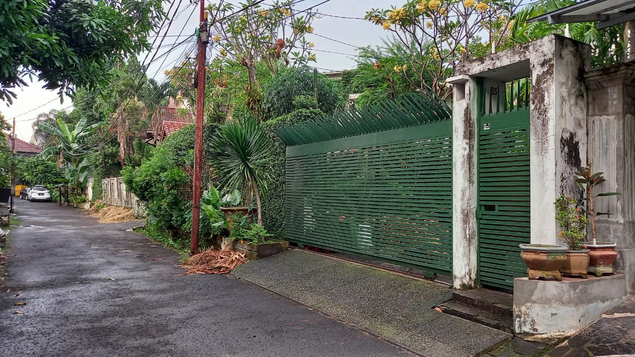 Ada 2 Bangunan. Bangunan Utama dan Paviliun, Ada Taman. KT Pembantuu Terpisah