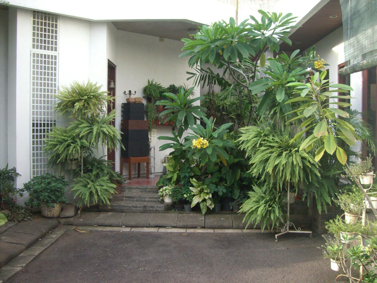 Ada 2 Bangunan. Bangunan Utama dan Paviliun, Ada Taman. KT Pembantuu Terpisah