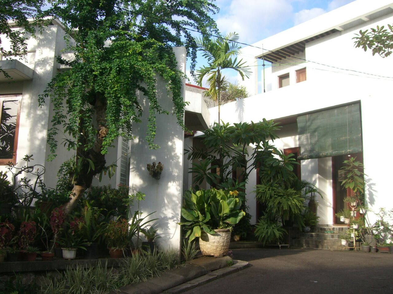 Ada 2 Bangunan. Bangunan Utama dan Paviliun, Ada Taman. KT Pembantuu Terpisah