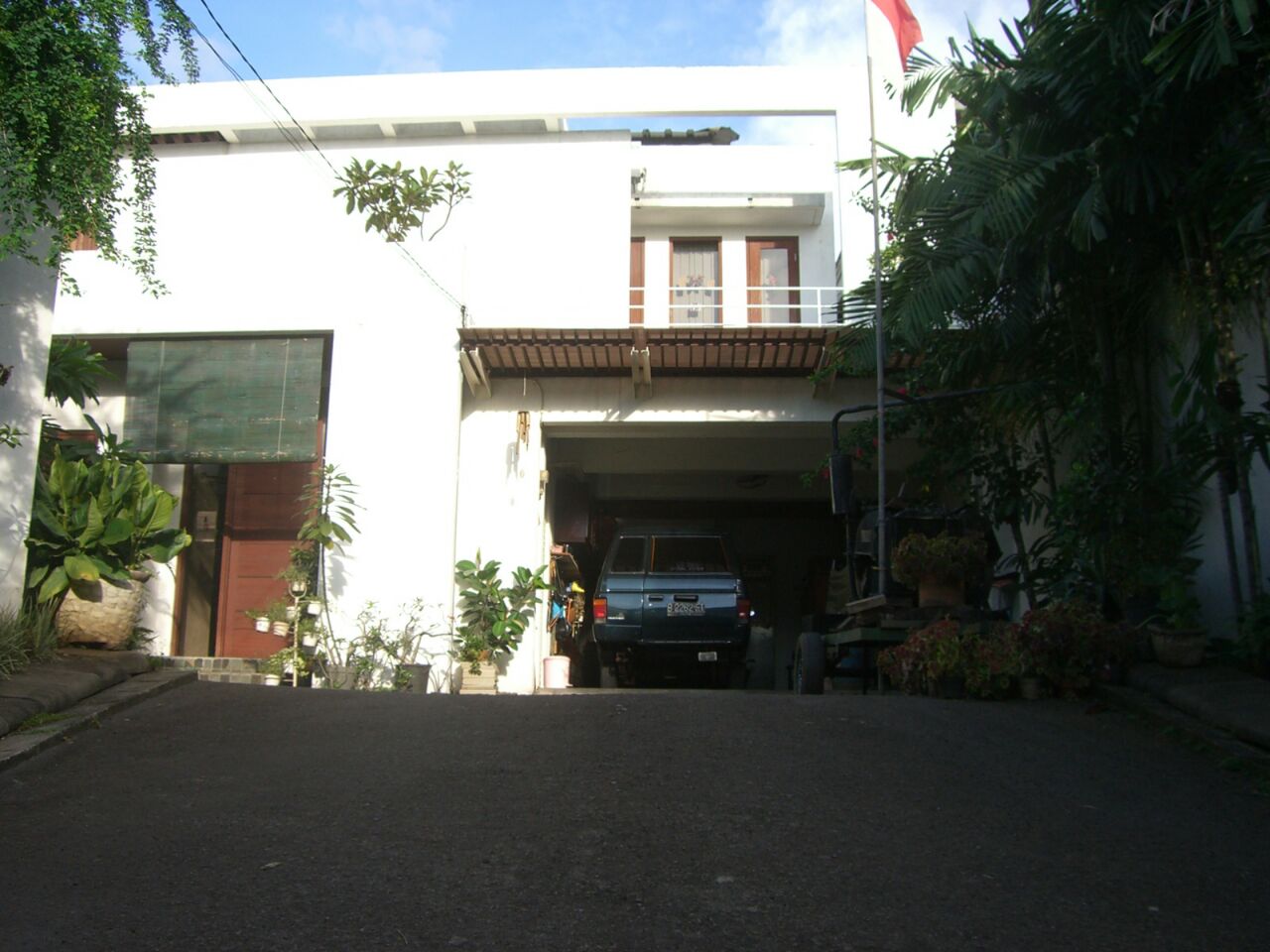 Ada 2 Bangunan. Bangunan Utama dan Paviliun, Ada Taman. KT Pembantuu Terpisah