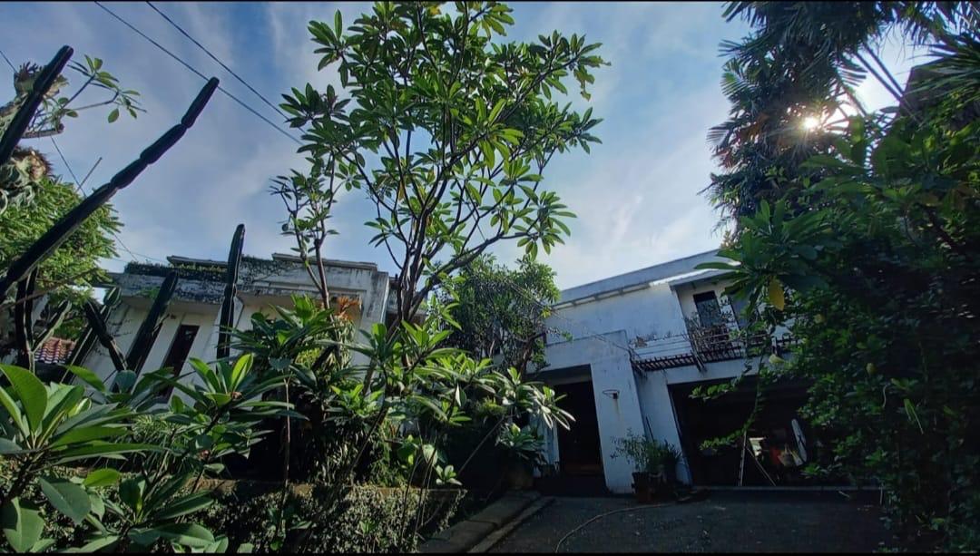 Ada 2 Bangunan. Bangunan Utama dan Paviliun, Ada Taman. KT Pembantuu Terpisah