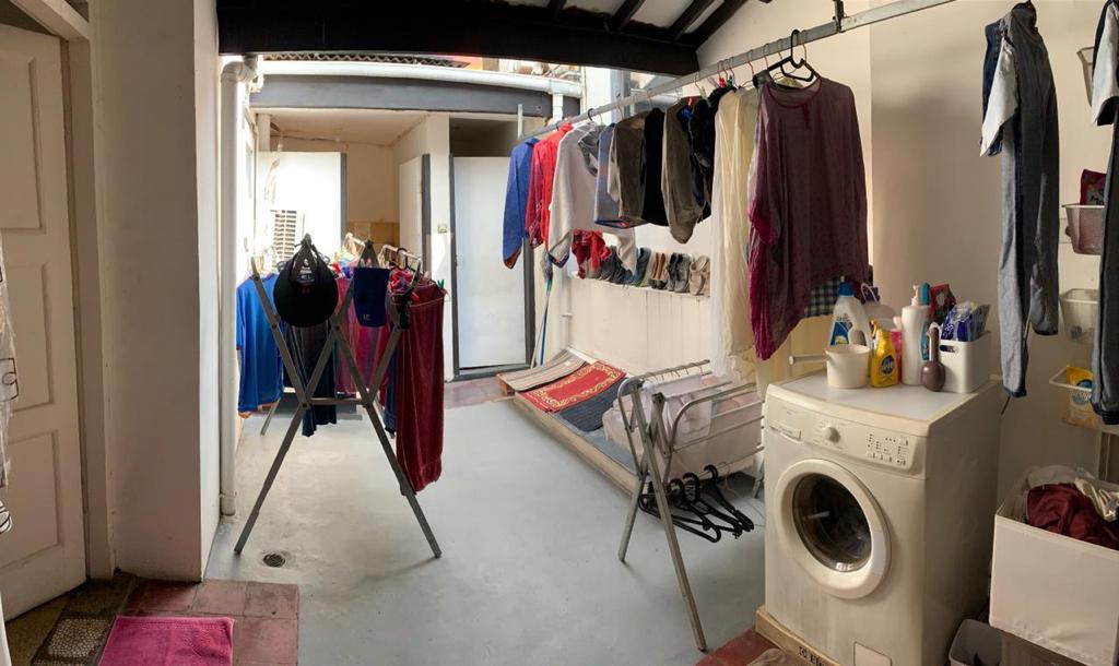 Rumah 2 Lantai di Bendungan Hilir, ada Gudang, 4 Kamar Tidur