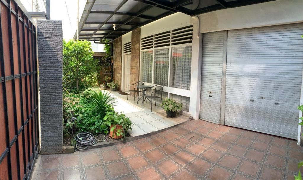 Rumah 2 Lantai di Bendungan Hilir, ada Gudang, 4 Kamar Tidur