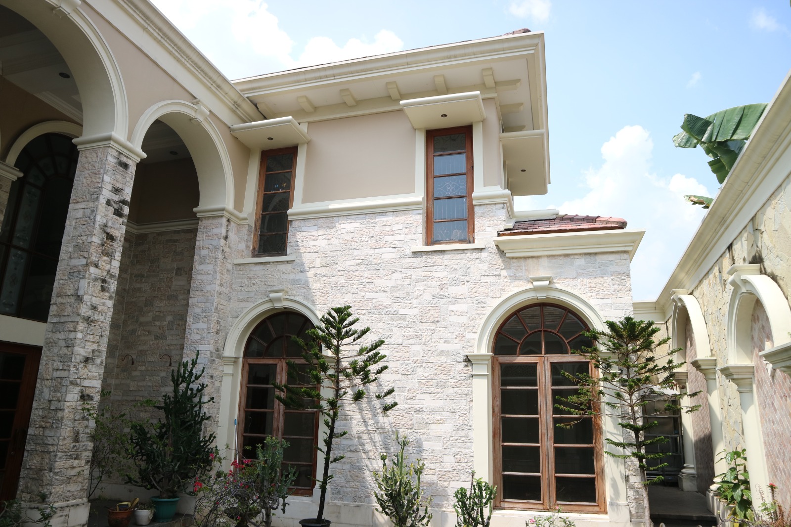 Rumah di Patra Kuninga, Dekat Rasuna Said dan Kantor Dubes