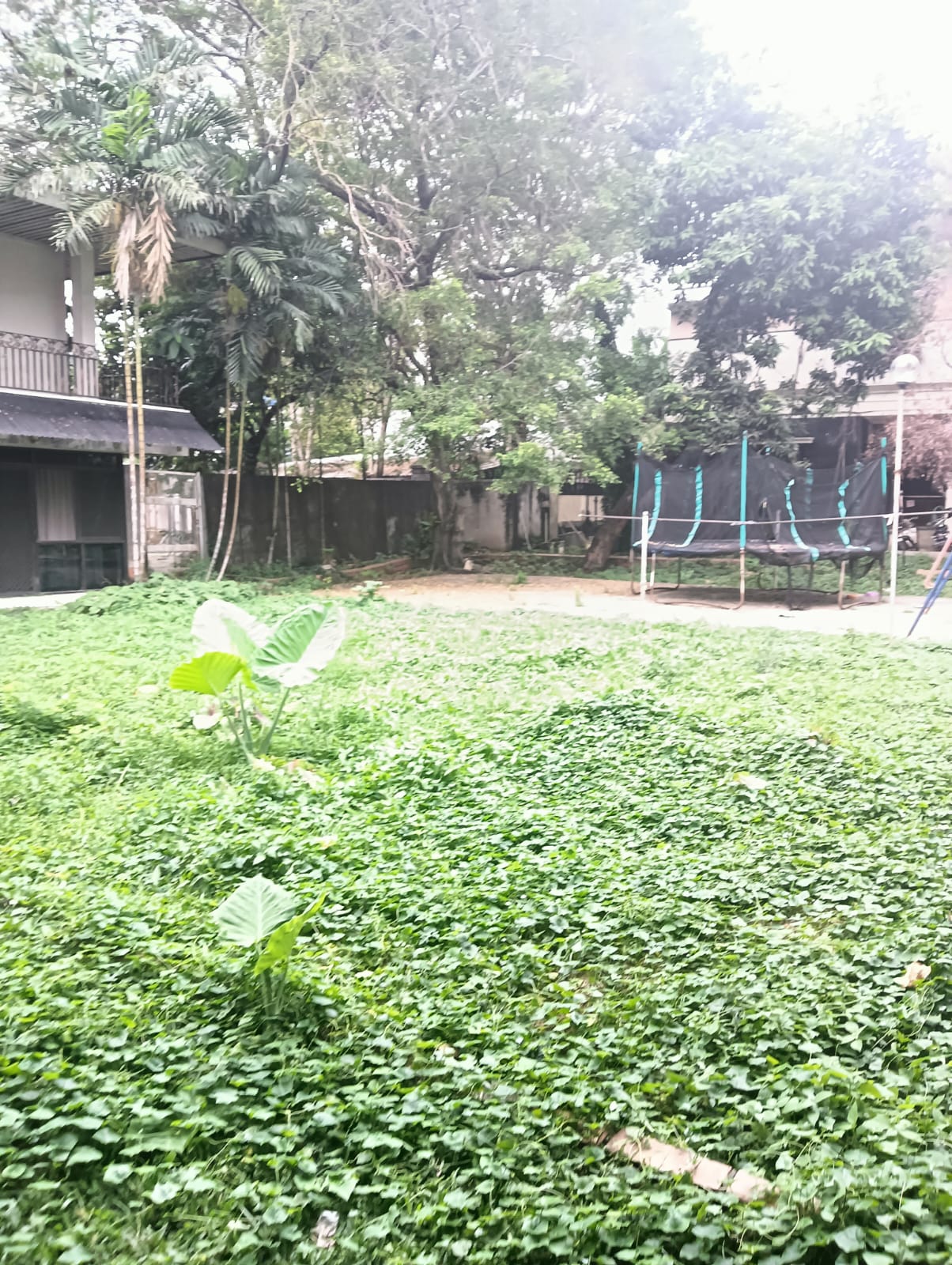 Tanah dan Bangunan Di Kuningan. Luas 6400 m2, Cocok Developer, Lokasi Strategis