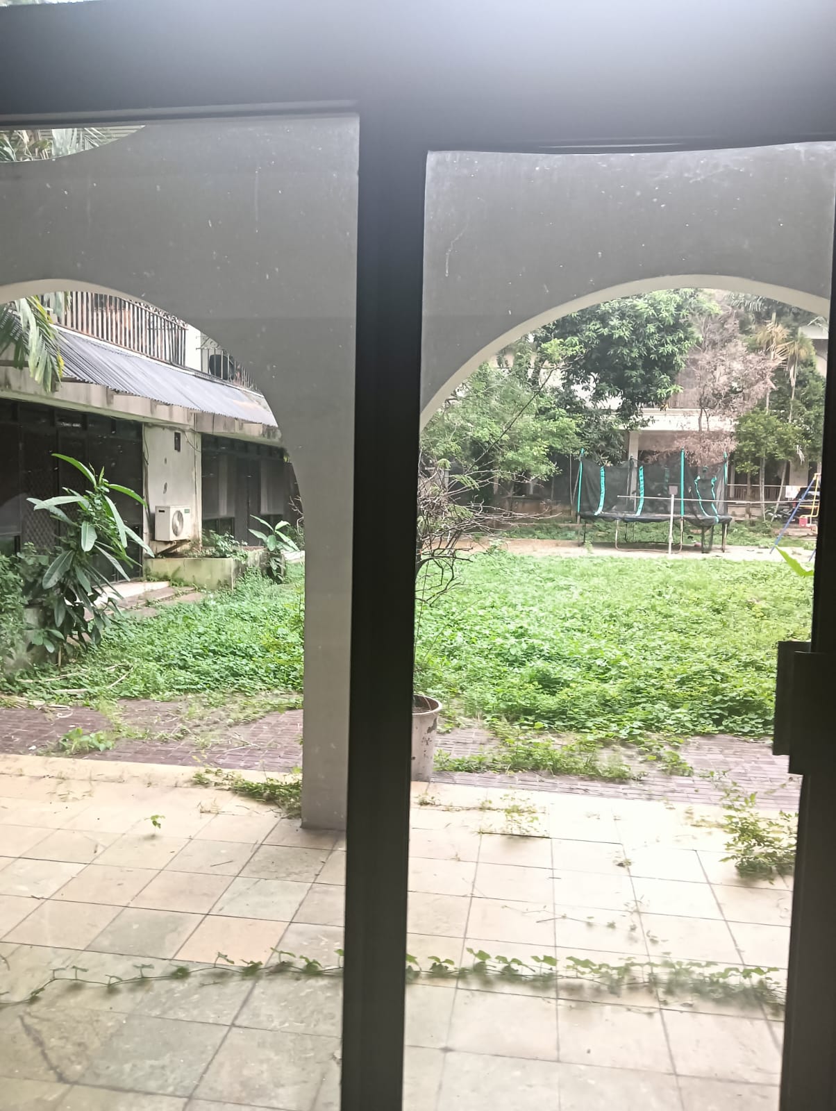 Tanah dan Bangunan Di Kuningan. Luas 6400 m2, Cocok Developer, Lokasi Strategis