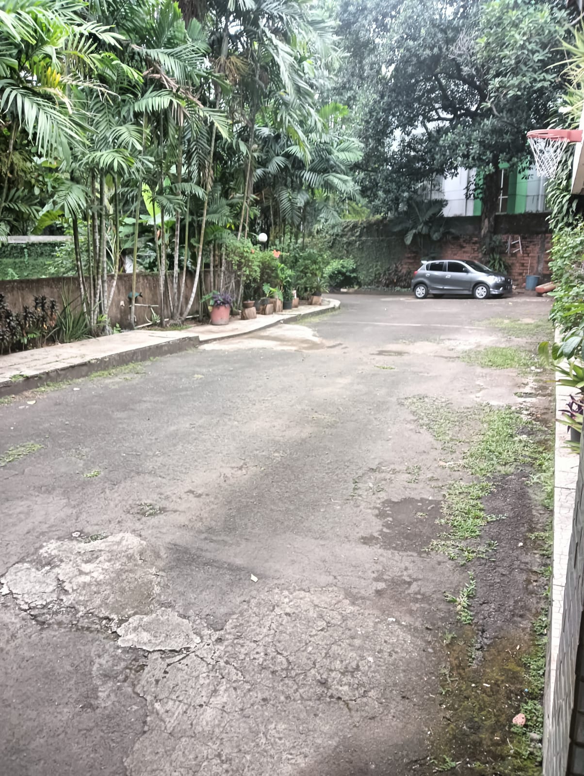 Tanah dan Bangunan Di Kuningan. Luas 6400 m2, Cocok Developer, Lokasi Strategis