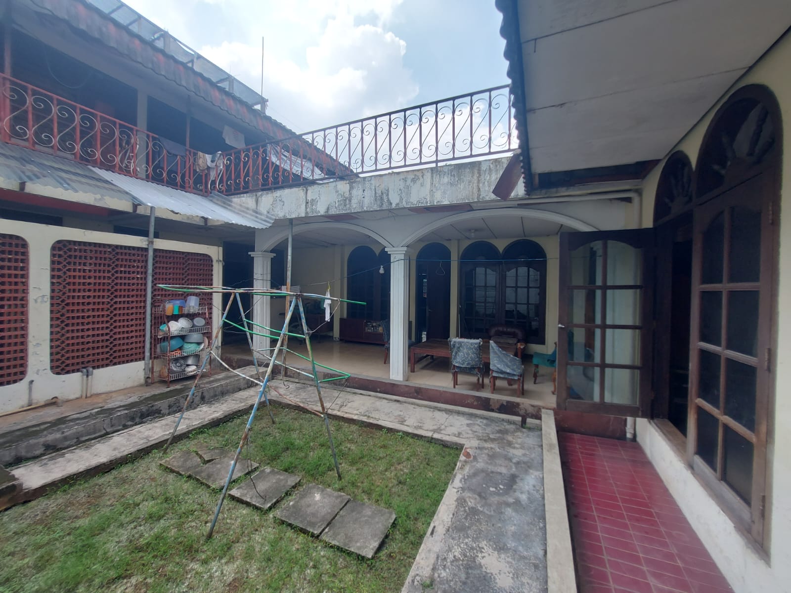 Rumah Lama di Petukangan, Akses Jalan Raya, Dilewati Jaklingko Lebak Bulus