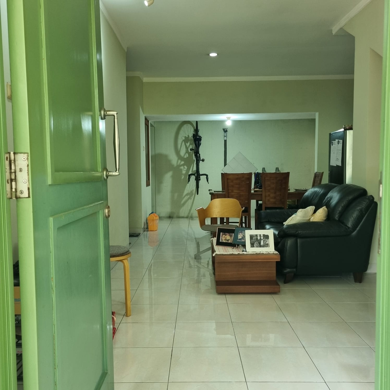 Rumah di Emerald Bintaro, Ada Taman, Samping dan Depan