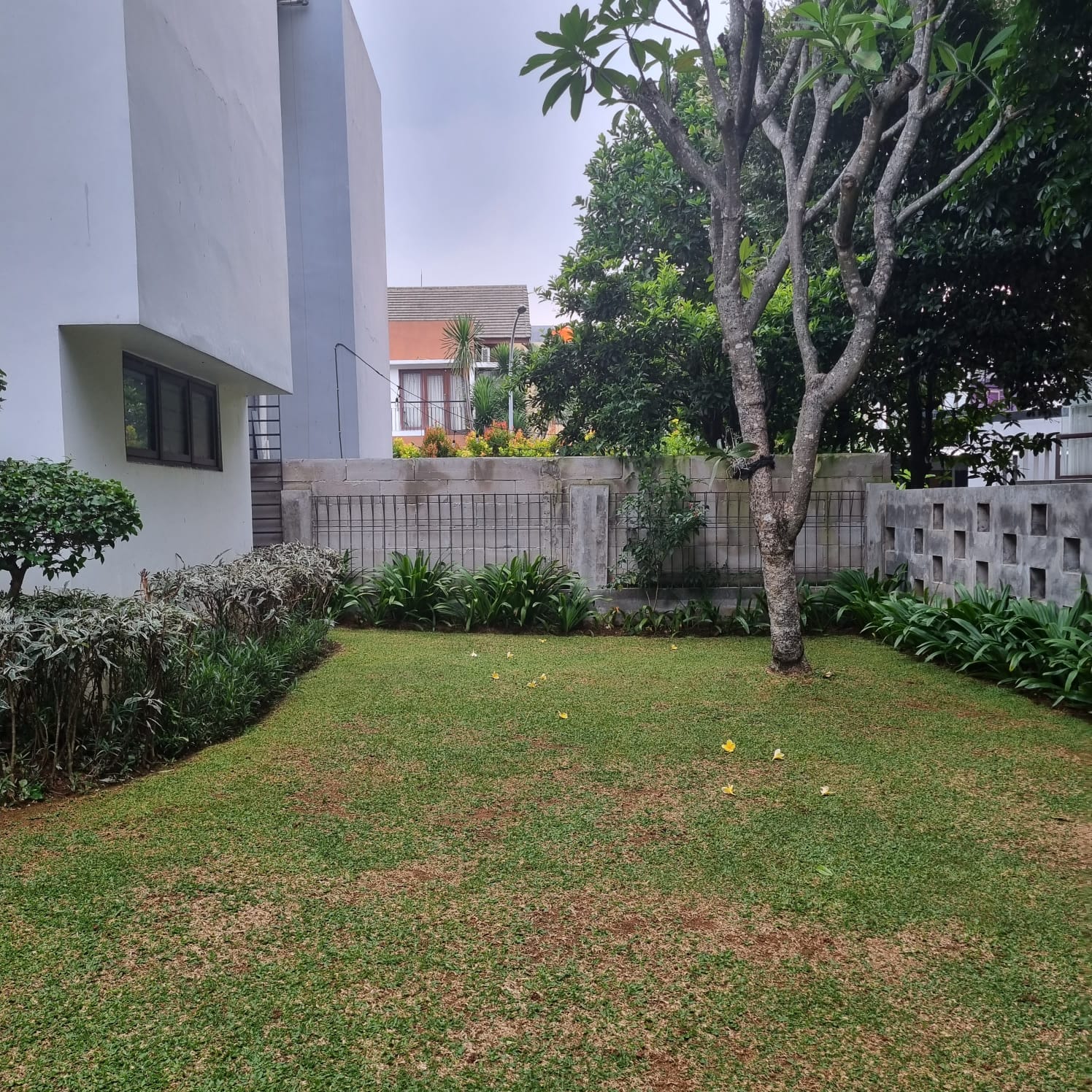 Rumah di Emerald Bintaro, Ada Taman, Samping dan Depan