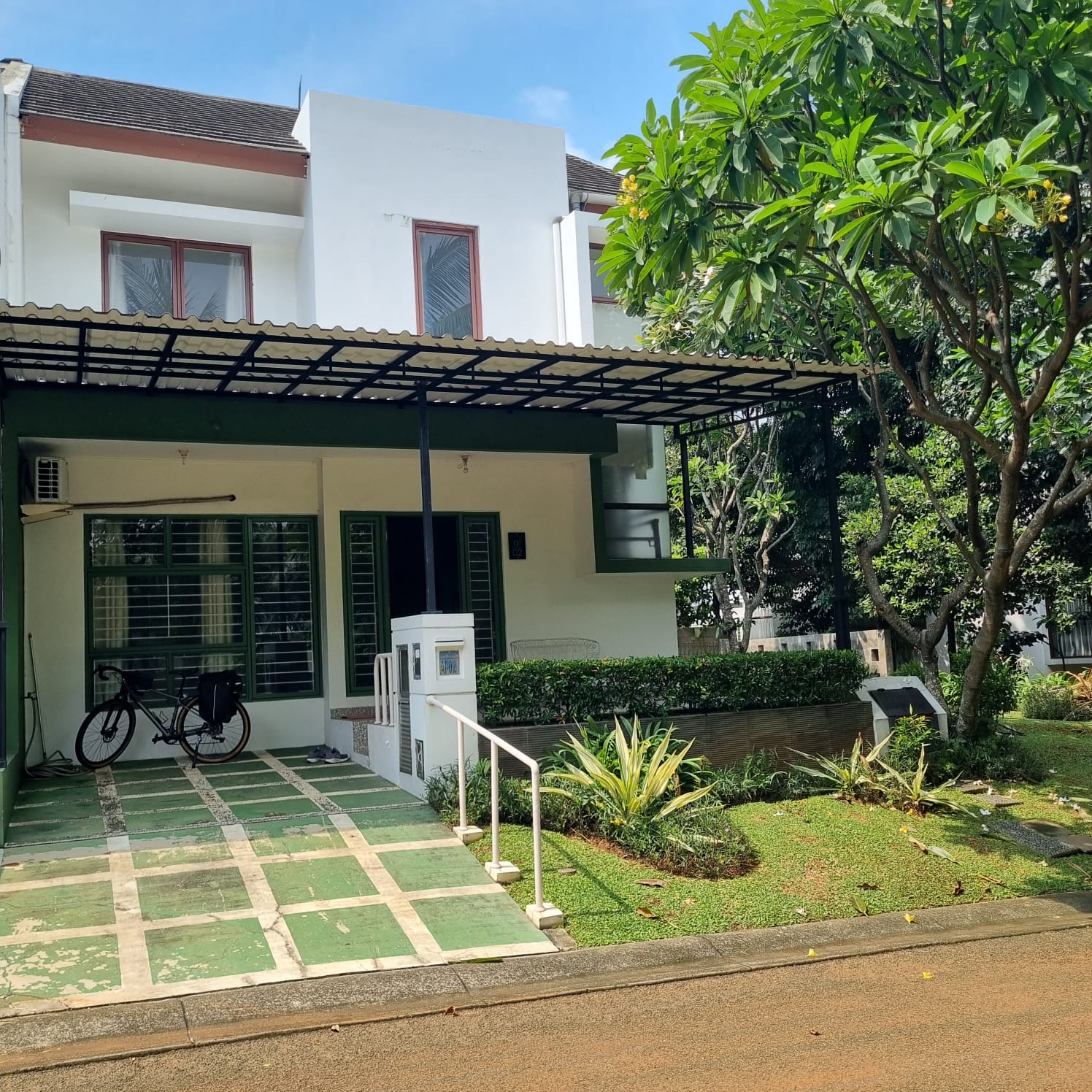 Rumah di Emerald Bintaro, Ada Taman, Samping dan Depan
