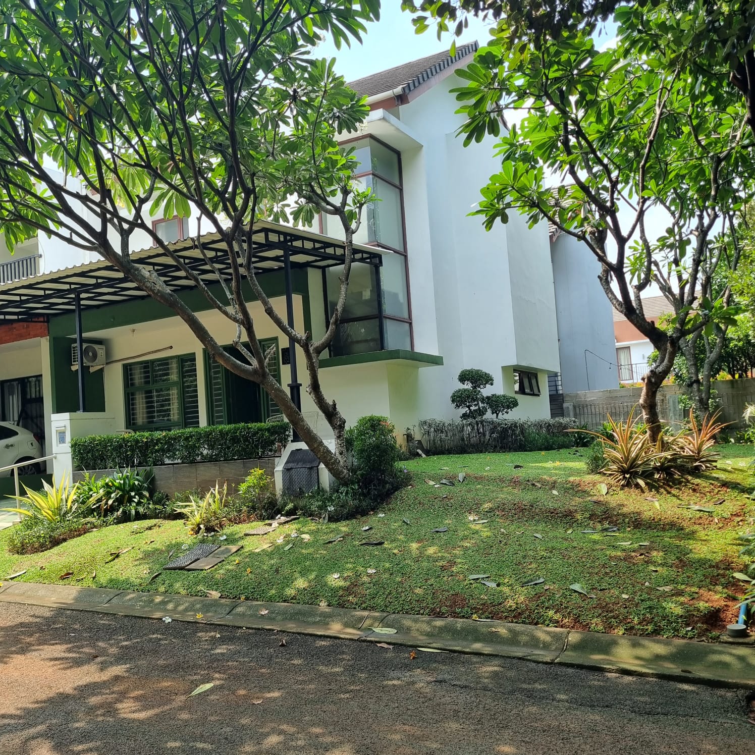 Rumah di Emerald Bintaro, Ada Taman, Samping dan Depan