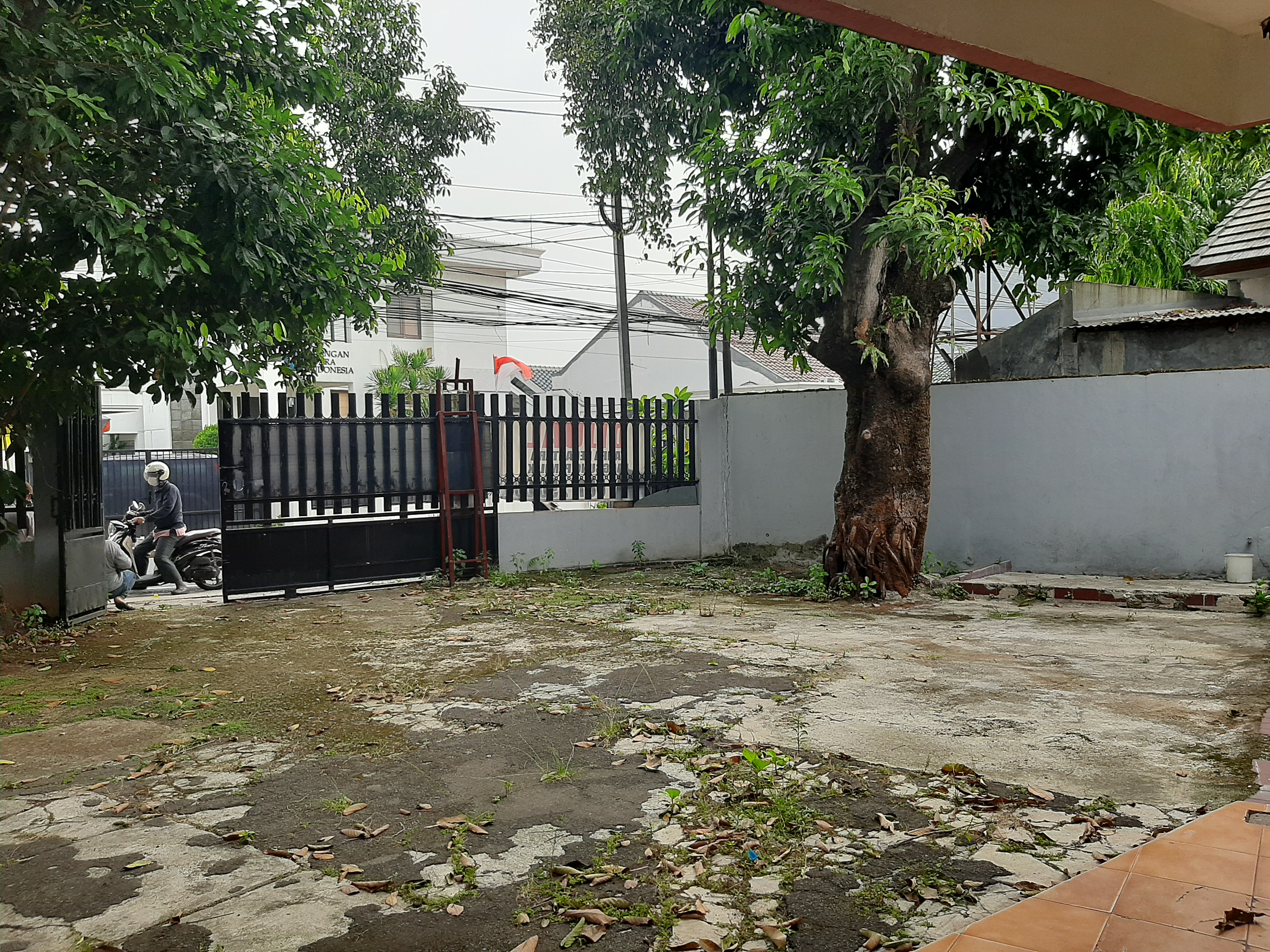 Harga Bawah NJOP! Bangunan Kokoh, Halaman Luas, Jalan 2 Mobil