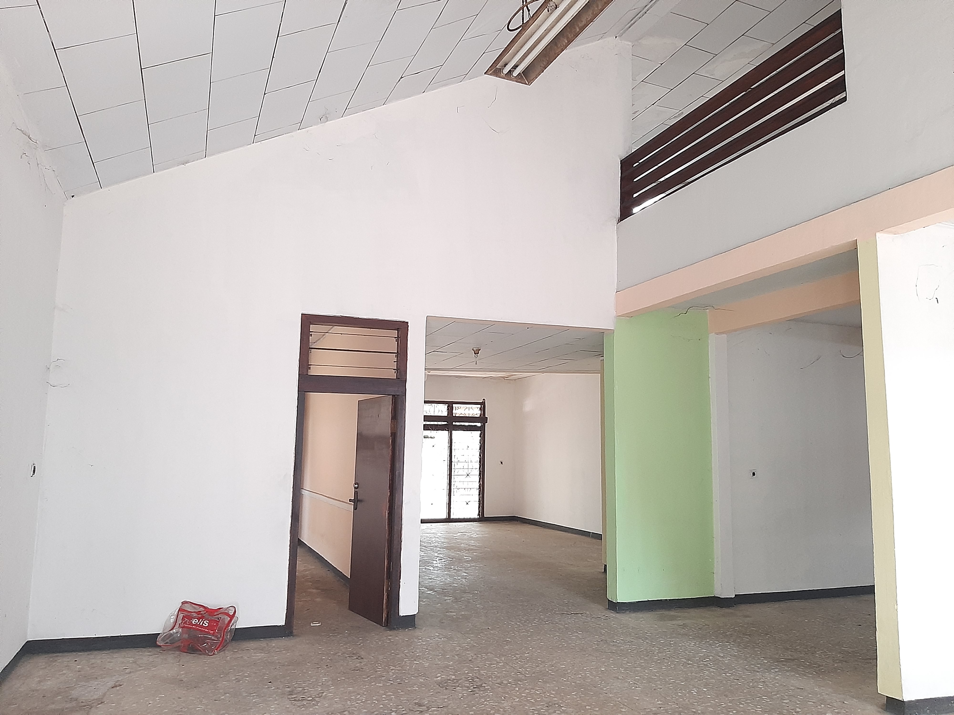 Harga Bawah NJOP! Bangunan Kokoh, Halaman Luas, Jalan 2 Mobil