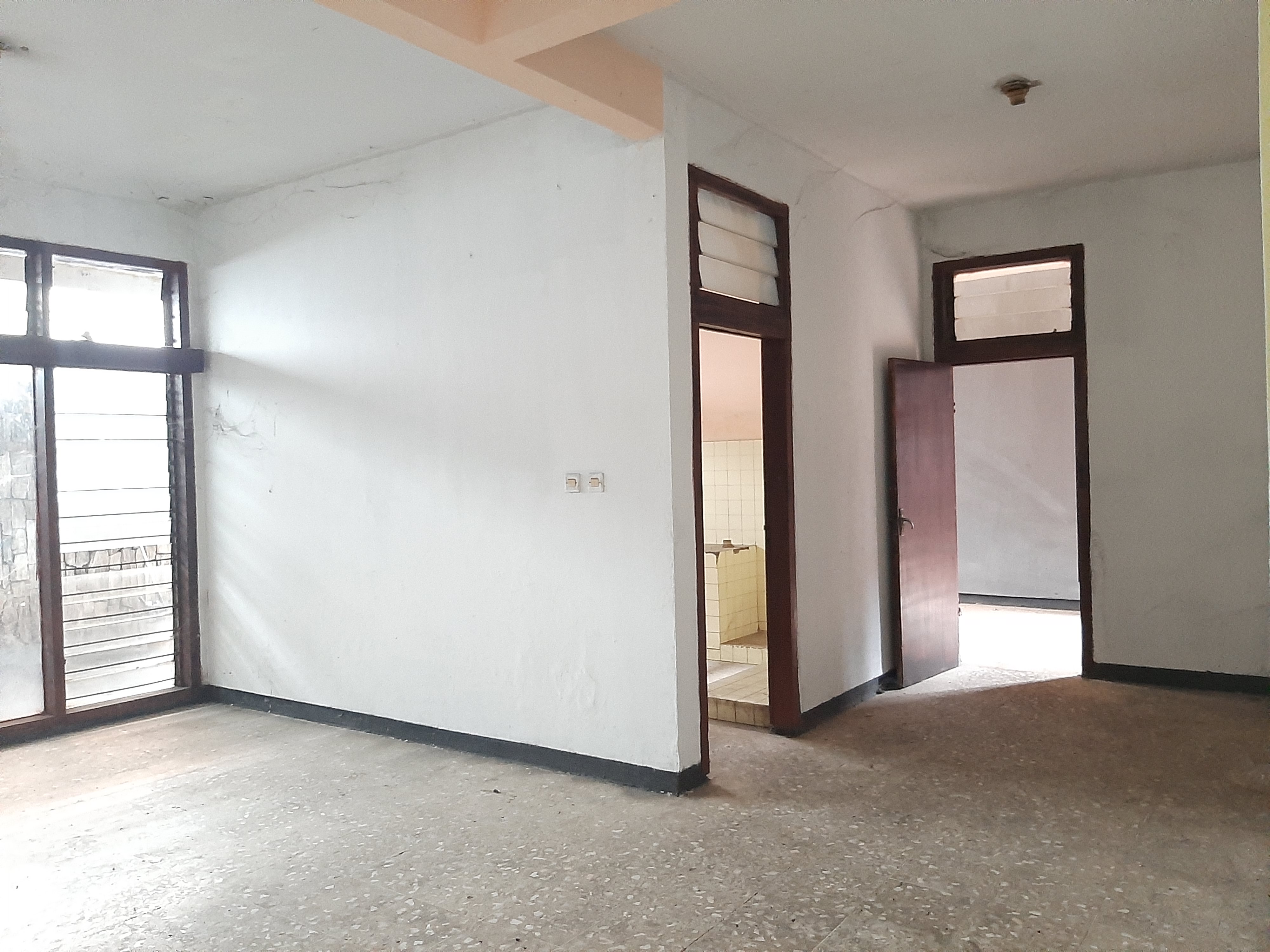 Harga Bawah NJOP! Bangunan Kokoh, Halaman Luas, Jalan 2 Mobil