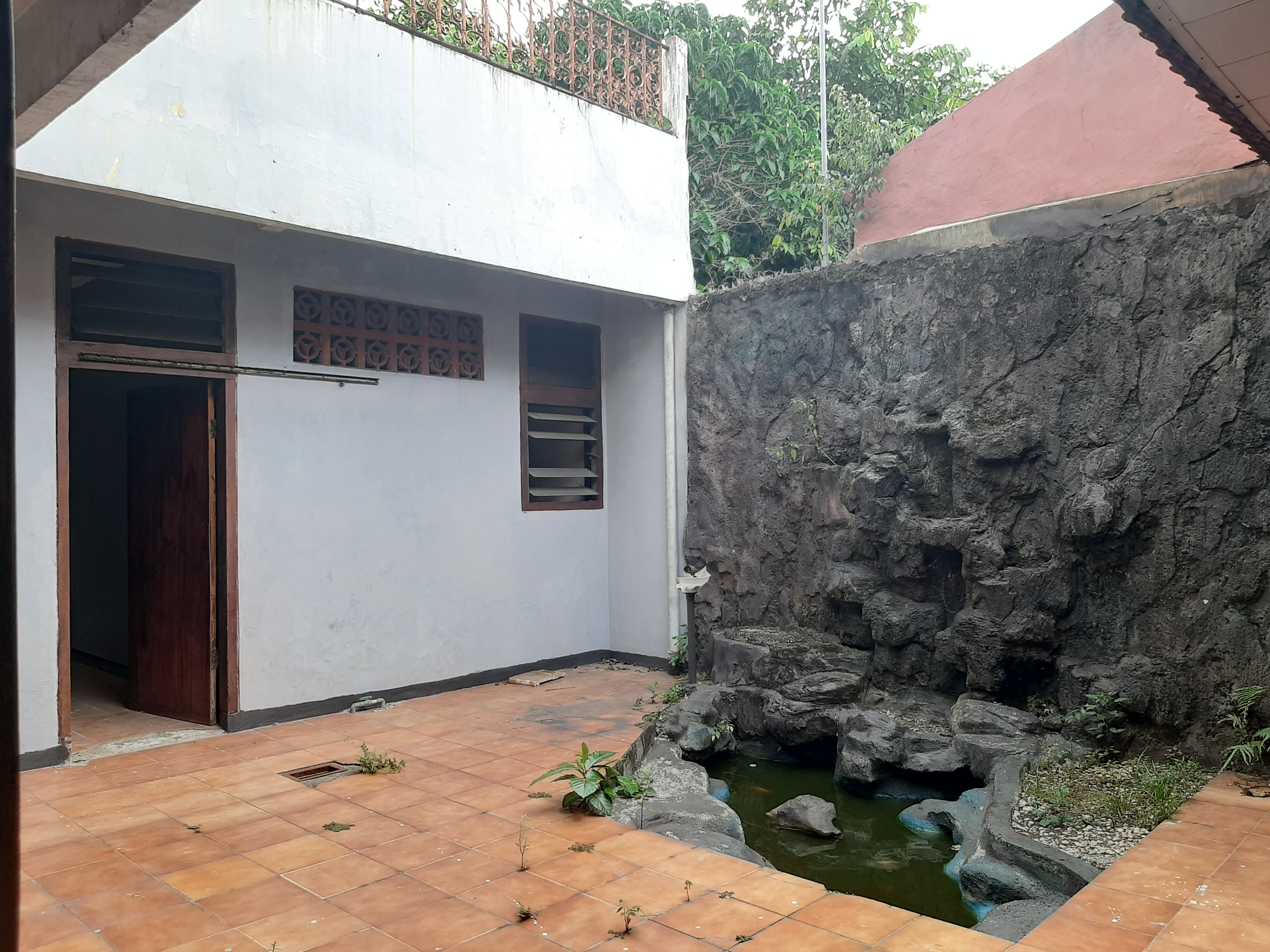 Harga Bawah NJOP! Bangunan Kokoh, Halaman Luas, Jalan 2 Mobil